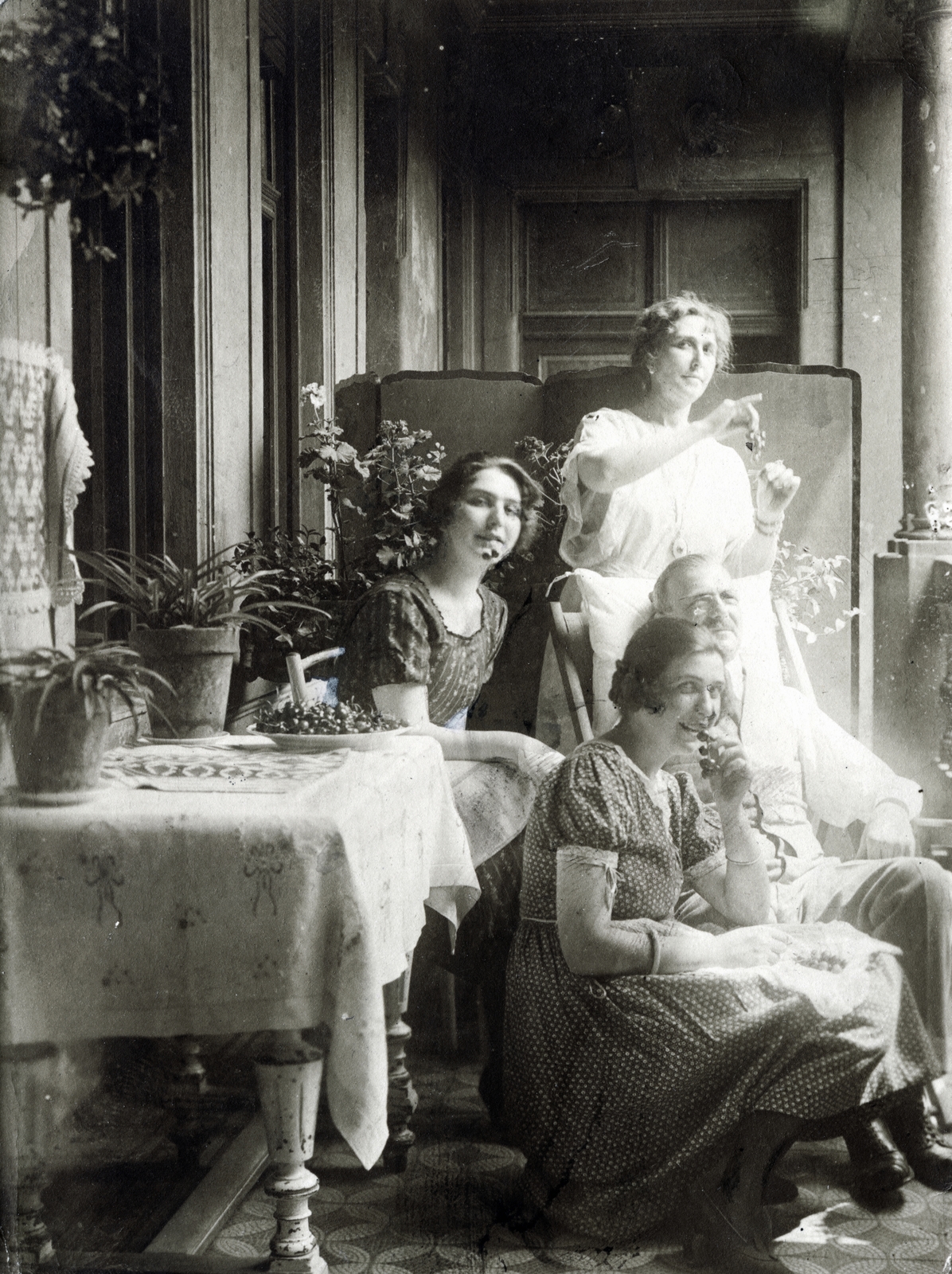 Hungary, Budapest, Szent István (Lipót) körút., 1921, Ráday Mihály, family, tableau, grape, gang, Fortepan #158882