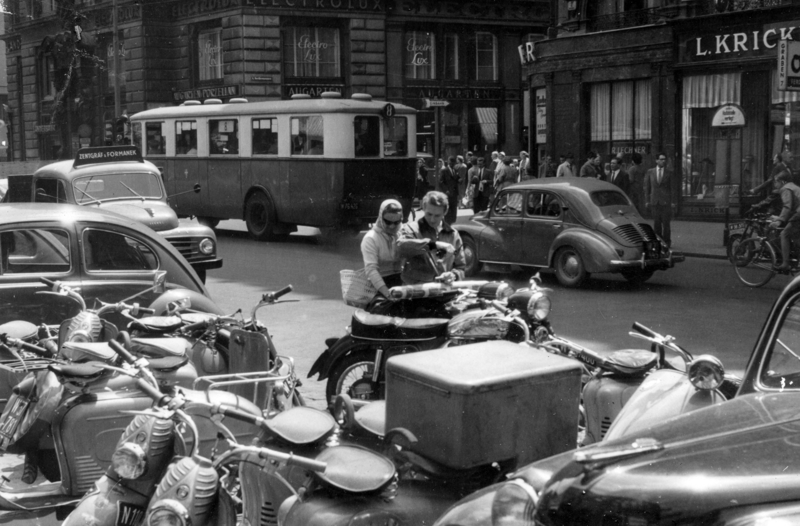 Austria, Vienna, Graben, szemben a Seilergasse., 1958, Ráday Mihály, bus, motorcycle, scooter, Fortepan #158889