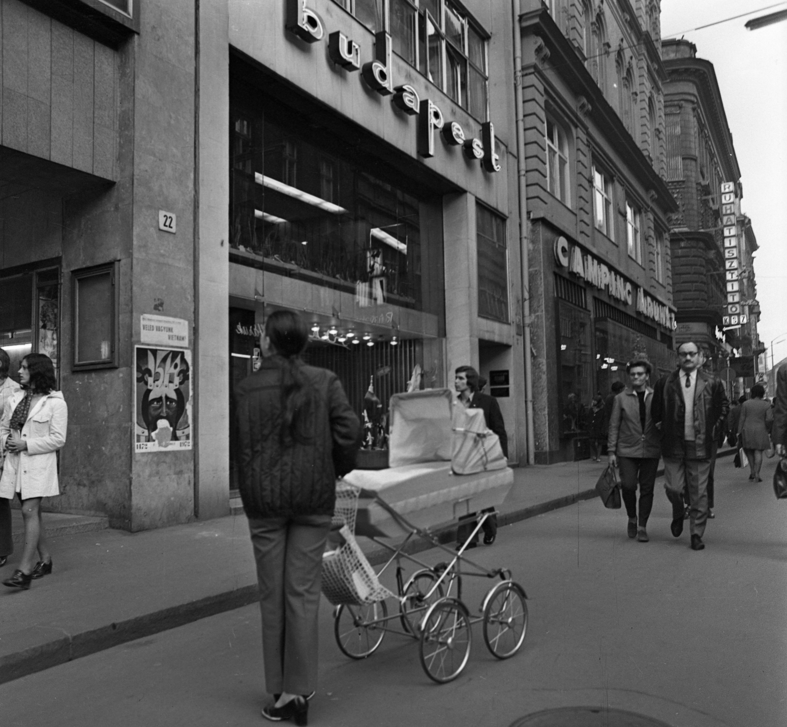 Hungary, Budapest V., Váci utca., 1972, Urbán Tamás, poster, baby carriage, street view, genre painting, neon sign, Budapest, Fortepan #15889