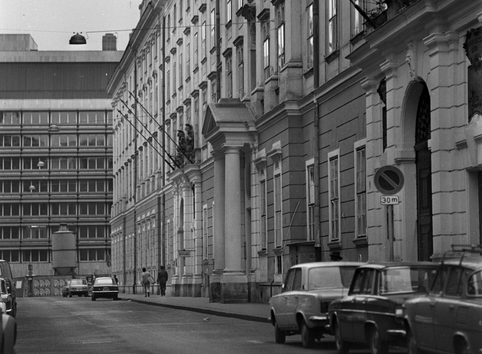 Hungary, Budapest V., Városház utca, jobbra a Városháza (ekkor Fővárosi Tanács, ma a Fővárosi Önkormányzat Főpolgármesteri Hivatala). Balra a Szervita (Martinelli) térnél Országos Műszaki Fejlesztési Bizottság (OMFB) épülő székháza., 1972, Urbán Tamás, Skoda-brand, Wartburg-brand, Budapest, Fortepan #15892