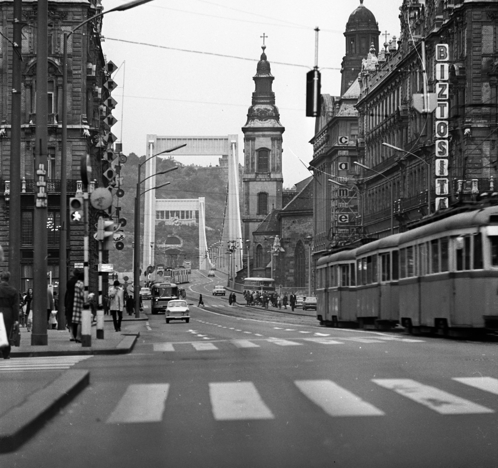 Magyarország, Budapest V., Ferenciek tere (Felszabadulás tér), Szabad sajtó út, Erzsébet híd., 1972, Urbán Tamás, templom, híd, Trabant-márka, magyar gyártmány, Ikarus-márka, Barkas-márka, villamos, Ikarus 180, Ganz-márka, Ganz UV, VAZ 2101, Ikarus 556, Ganz CSMG, villamos pótkocsi, Budapest, Sávoly Pál-terv, gyalogátkelő, Fortepan #15893