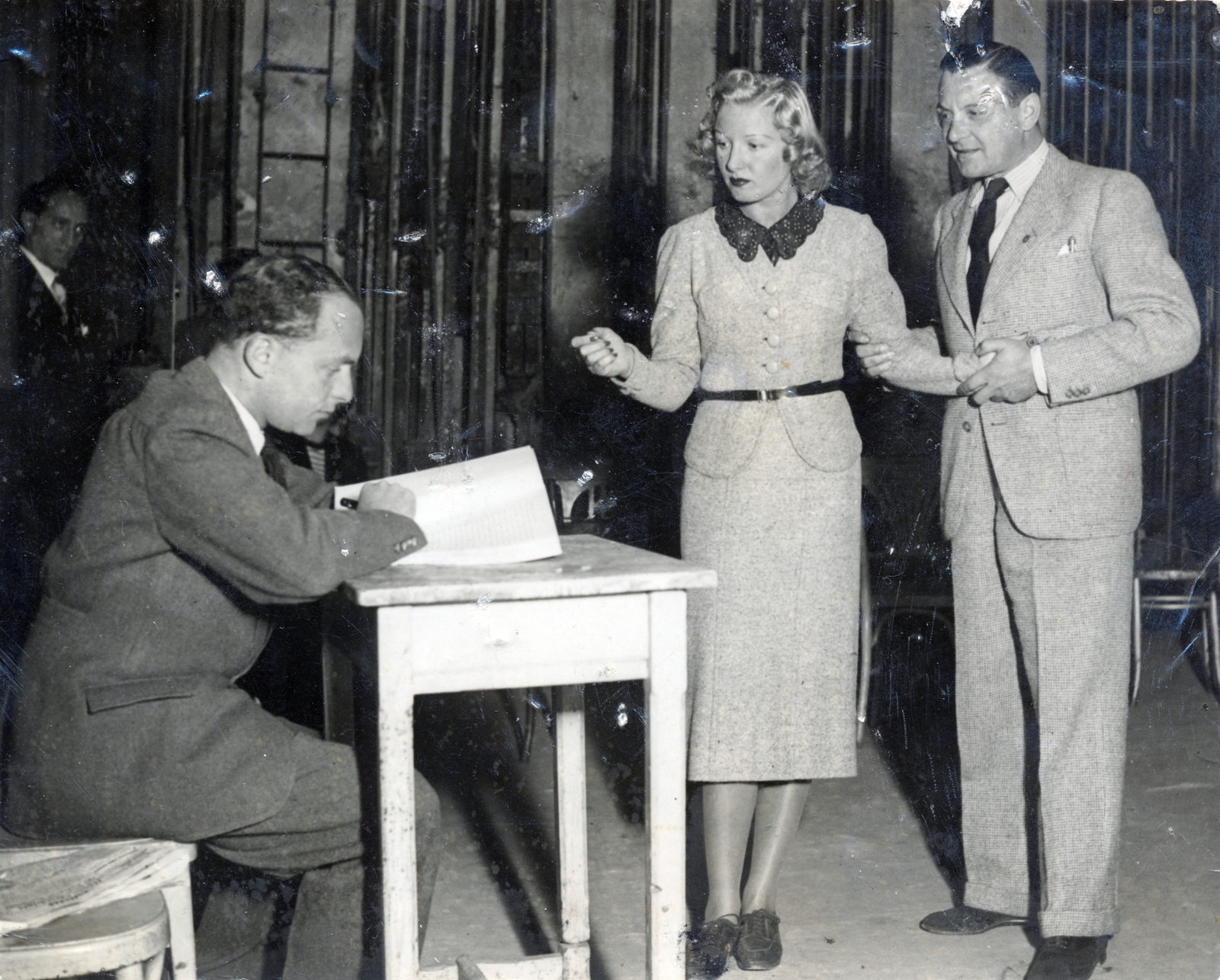 Hungary, Budapest VII., Erzsébet körút 31., Royal Színház (korábban Royal Orfeum, később a helyén épült fel a Madách Színház). A Gyertyafénynél című operett próbája: Ráday Imre, Bársony Rózsi, Kertész Dezső., 1937, Ráday Mihály, Budapest, Fortepan #158931