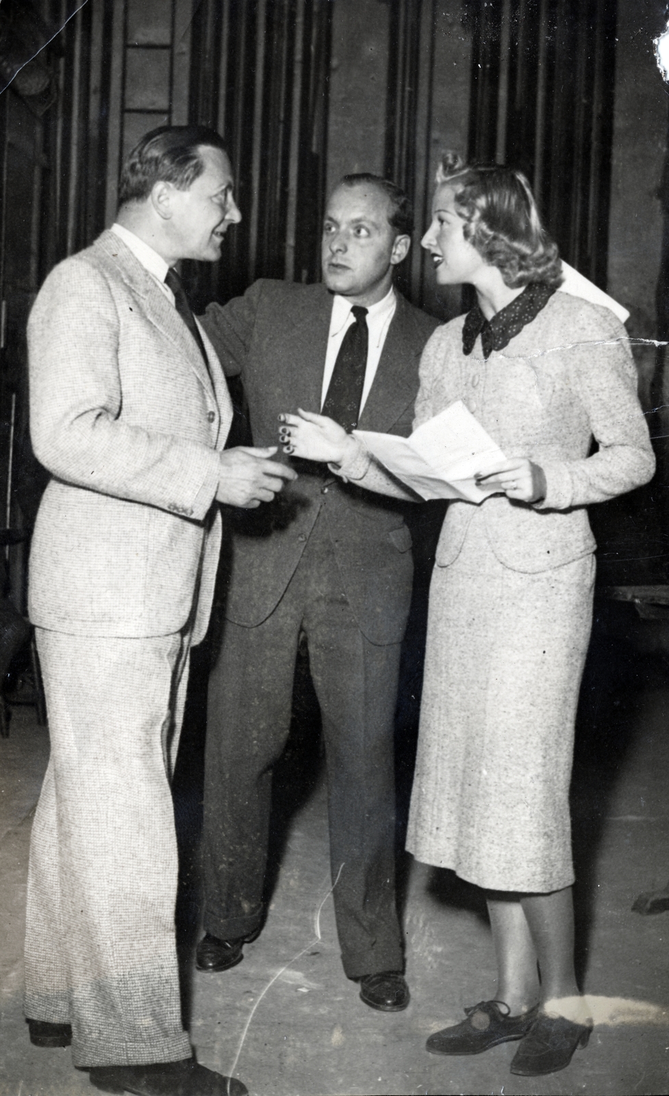 Hungary, Budapest VII., Erzsébet körút 31., Royal Színház (korábban Royal Orfeum, később a helyén épült fel a Madách Színház). A Gyertyafénynél című operett próbája: Kertész Dezső, Ráday Imre, Bársony Rózsi., 1937, Ráday Mihály, theater, rehearsal, Budapest, Fortepan #158933