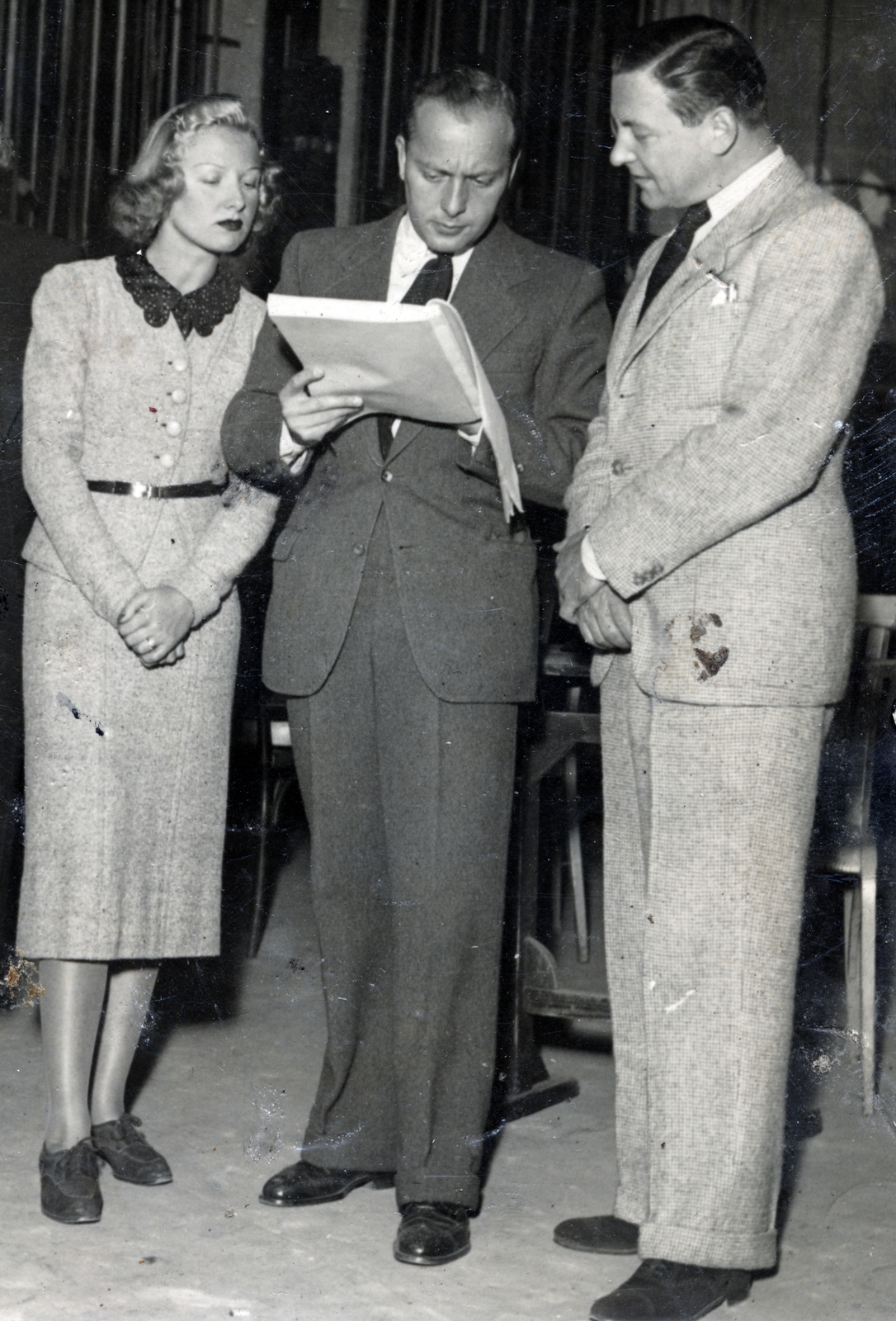 Hungary, Budapest VII., Erzsébet körút 31., Royal Színház (korábban Royal Orfeum, később a helyén épült fel a Madách Színház).
A Gyertyafénynél című operett próbája: Bársony Rózsi, Ráday Imre, Kertész Dezső.
, 1937, Ráday Mihály, theater, rehearsal, Budapest, Fortepan #158943