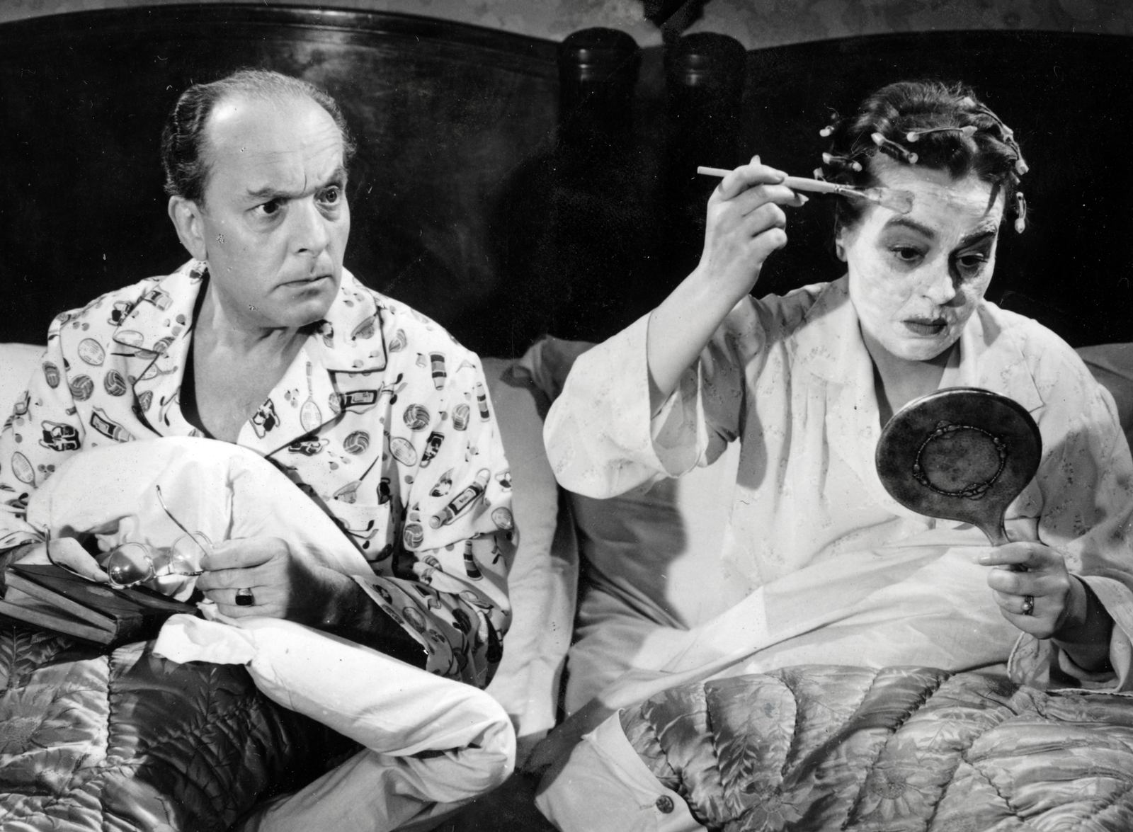 Hungary, Ráday Imre és Sulyok Mária színművészek, a felvétel a Rangon alul című film forgatásakor készült., 1960, Ráday Mihály, bedsheet, hair curlers, mirror, nightgown, Fortepan #158945