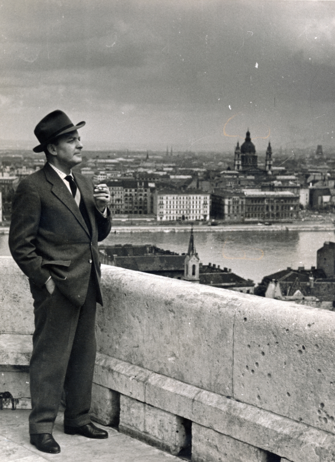 Hungary, Halászbástya, Budapest I., kilátás a Bazilika felé. Ráday Imre színművész., 1958, Ráday Mihály, Budapest, celebrity, smoking, Fortepan #158992