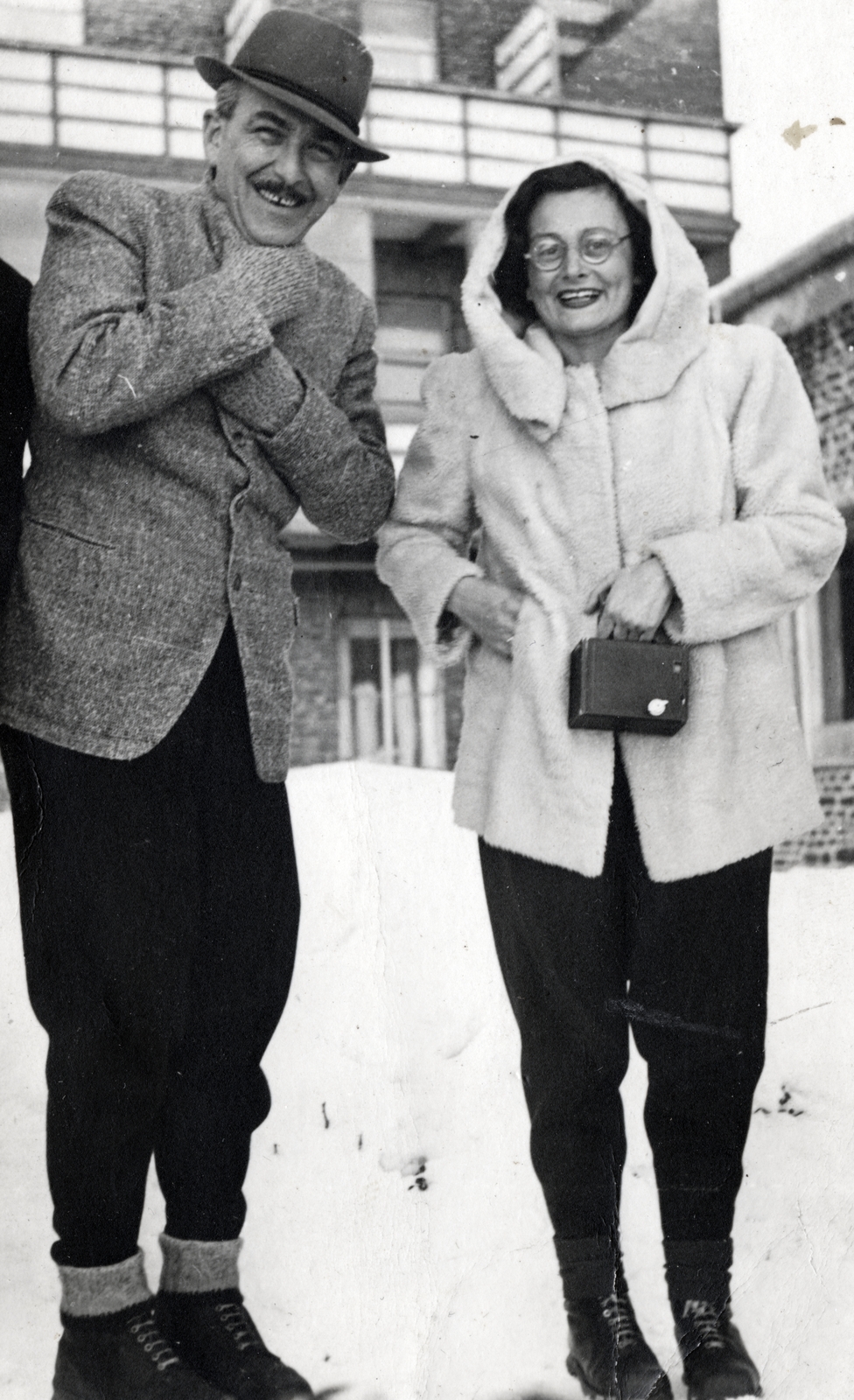 Hungary, Kékestető, Kékes Szálló (később Mátrai Gyógyintézet)., 1947, Ráday Mihály, gentleman, lady, smile, snow, fur coat, winter, Fortepan #159002