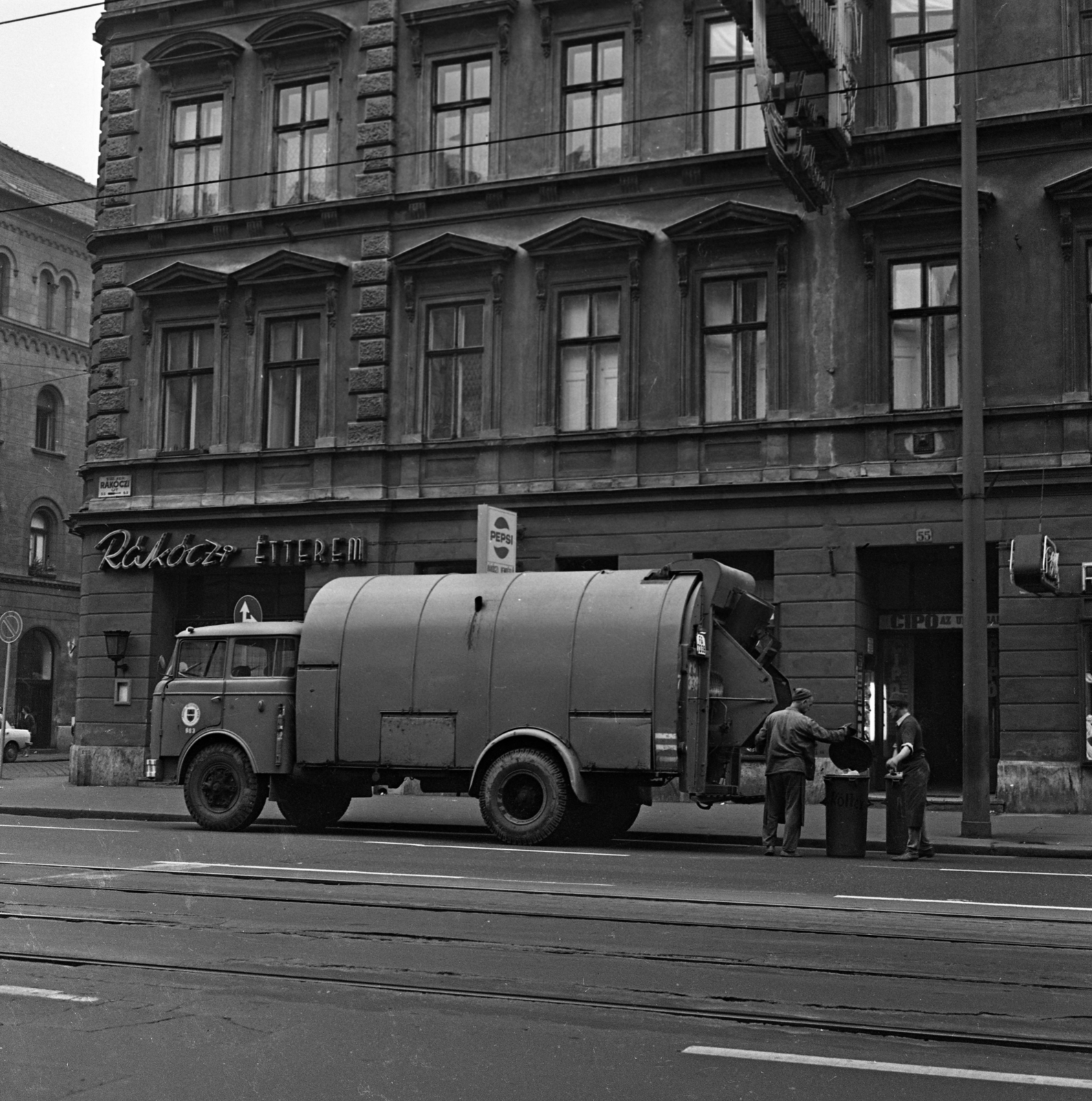 Magyarország, Budapest VIII., Rákóczi út, Kiss József utca sarok., 1972, Urbán Tamás, csehszlovák gyártmány, étterem, kuka, Skoda Liaz-márka, Skoda 706 ROK, kukásautó, neon felirat, Budapest, köztisztasági vállalat, Fortepan #15902