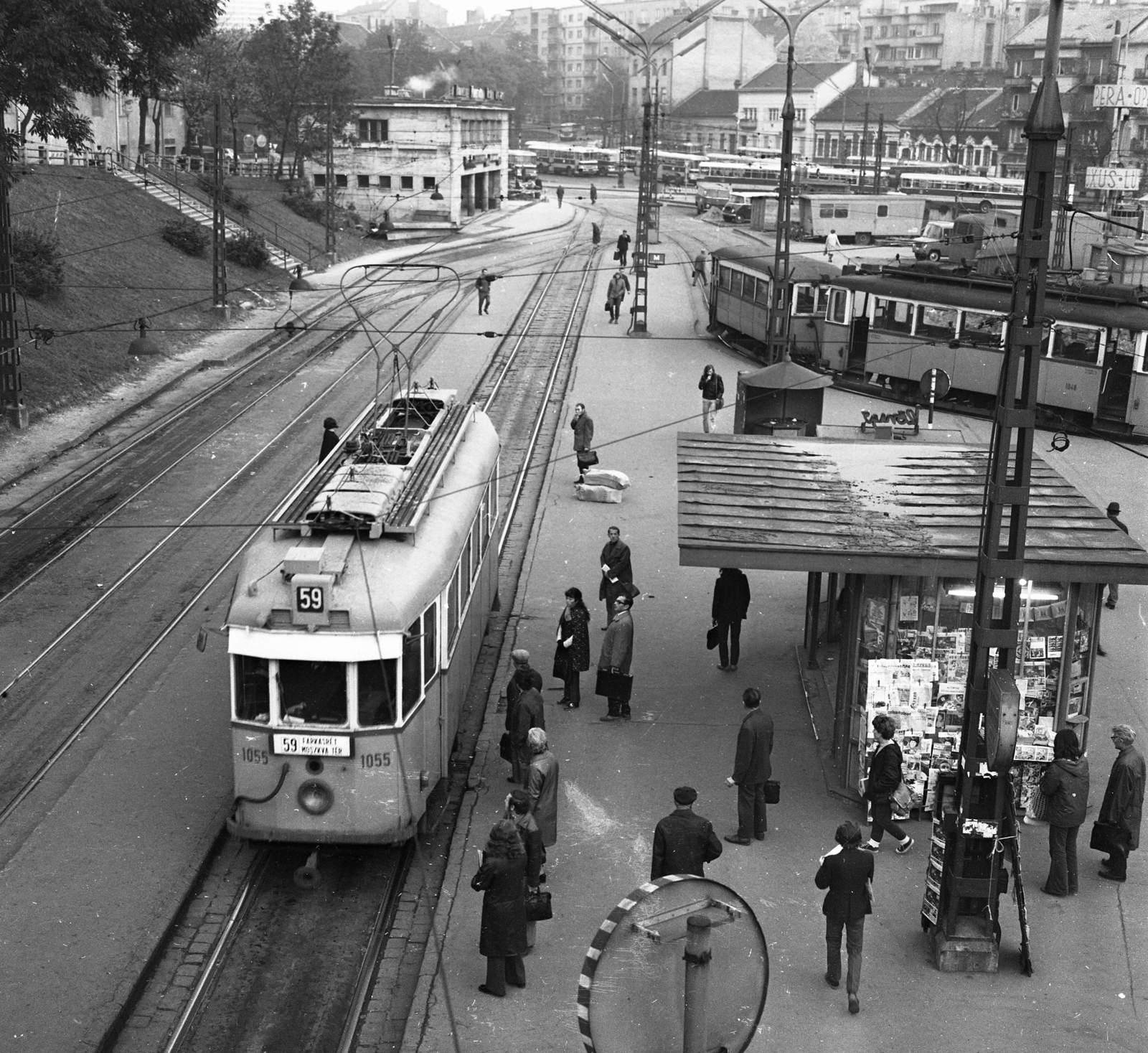 Hungary, Budapest II., Széll Kálmán (Moszkva) tér a gyalogos hídról nézve., 1972, Urbán Tamás, transport, trading, Hungarian brand, tram, newspaper, newsstand, tram stop, Ganz-brand, BKVT V-type, Budapest, public transport line number, Fortepan #15903