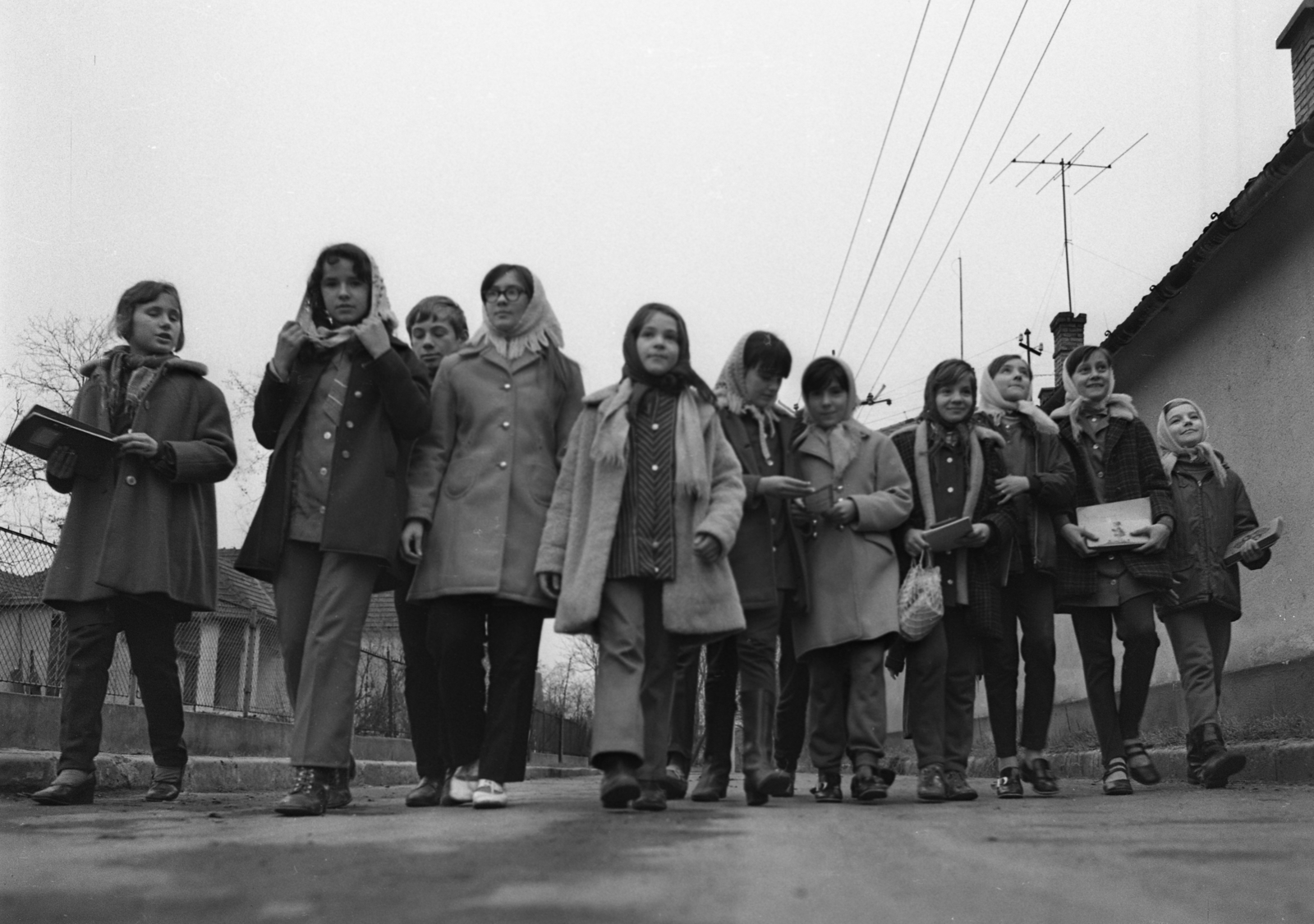 Hungary, 1972, Urbán Tamás, kids, headscarf, Fortepan #15904
