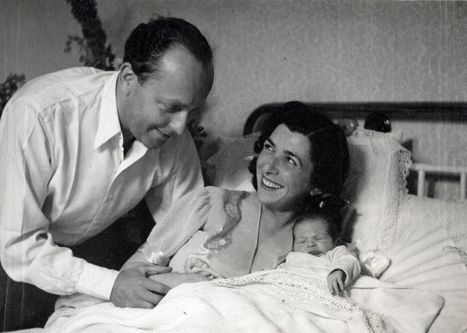 Hungary, Ráday Imre színművész és második felesége, Ferda Erzsébet Magdolna (Ferda Manyi) és gyermekük, Ráday Mihály., 1942, Ráday Mihály, happiness, newborn, actor, maternity hospital, Fortepan #159058