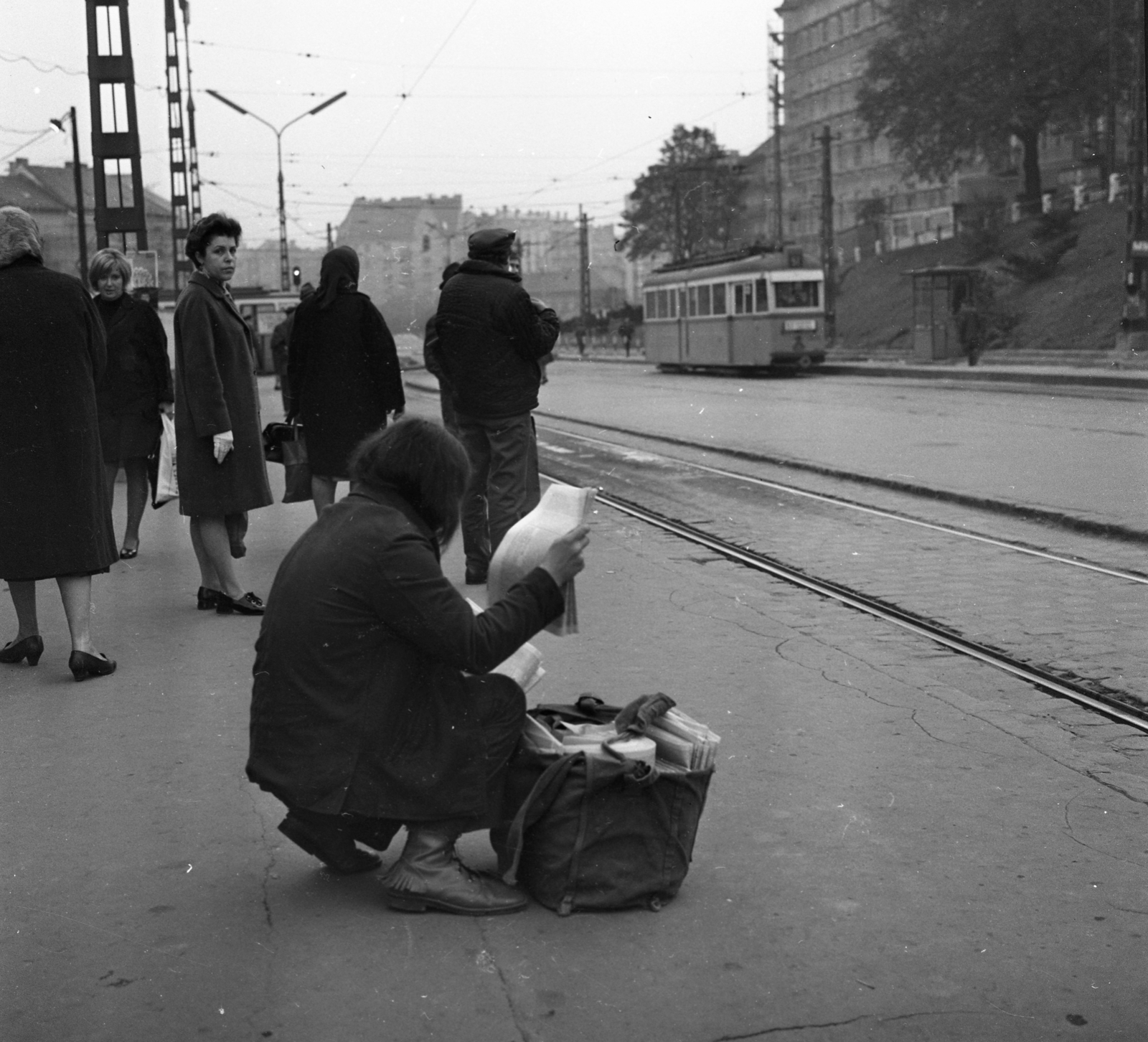 Hungary, Budapest II., Széll Kálmán (Moszkva) tér., 1972, Urbán Tamás, Hungarian brand, tram, newspaper, tram stop, Ganz-brand, Stuka tramway, Budapest, Fortepan #15906