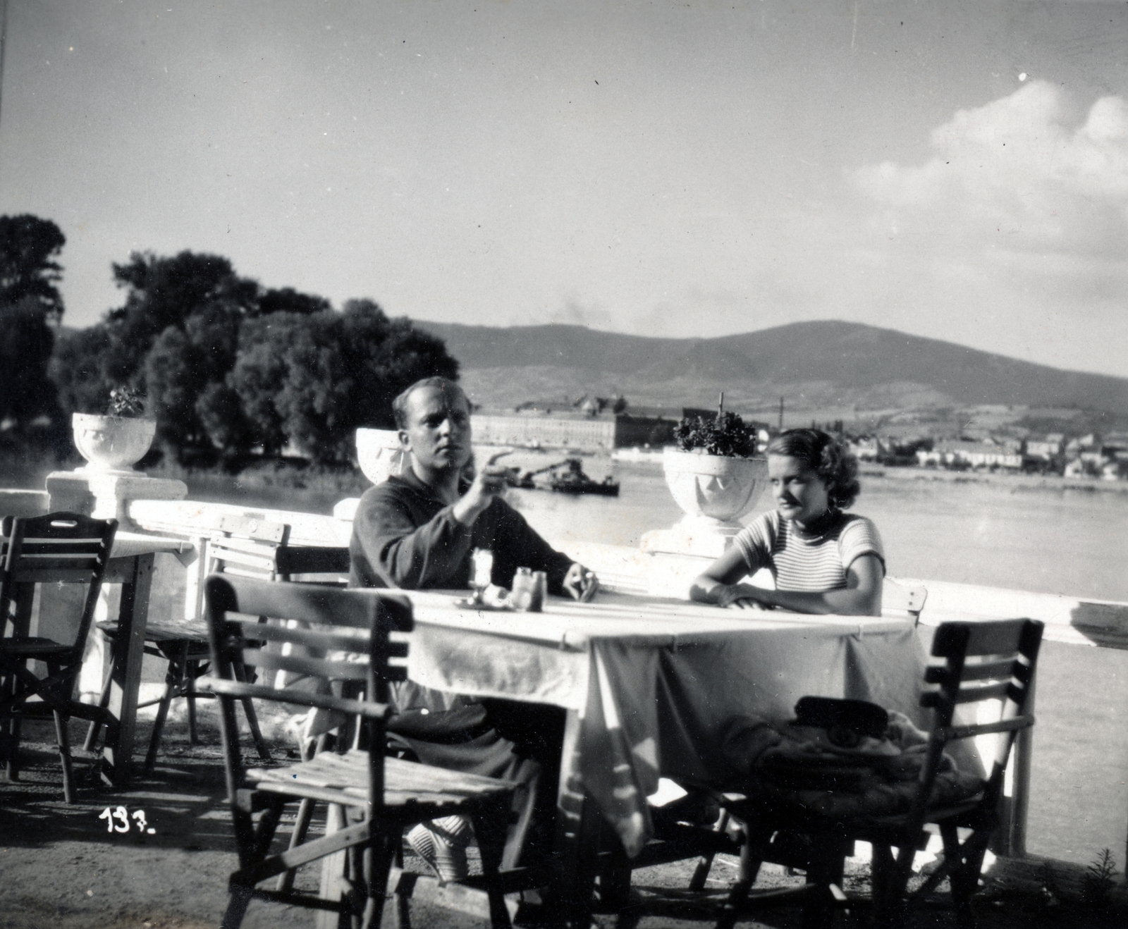 Hungary, Tahitótfalu, a Pokol csárda terasza, a Duna túlpartján Vác. Ráday Imre és Tolnay Klári színművészek, a felvétel a Tisztelet a kivételnek című film forgatásakor készült., 1936, Ráday Mihály, filming, Fortepan #159073