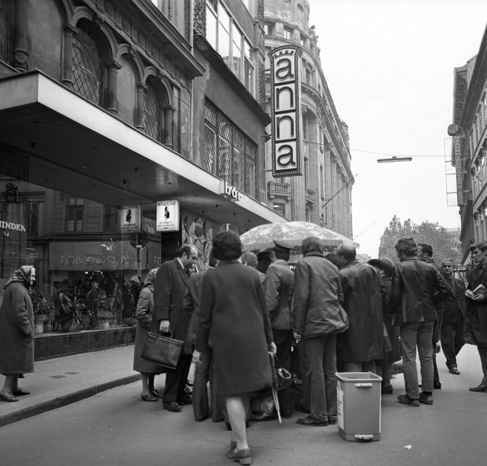 Magyarország, Budapest V., Váci utca, Anna presszó., 1972, Urbán Tamás, eszpresszó, neon felirat, Budapest, Fortepan #15910