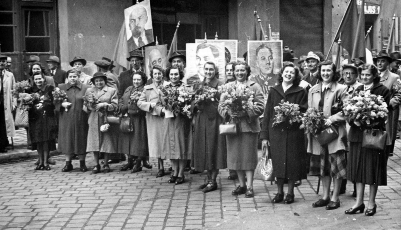 1953, Ungvári György, Lenin-portrayal, women, coat, march, bouquet, Fortepan #159120