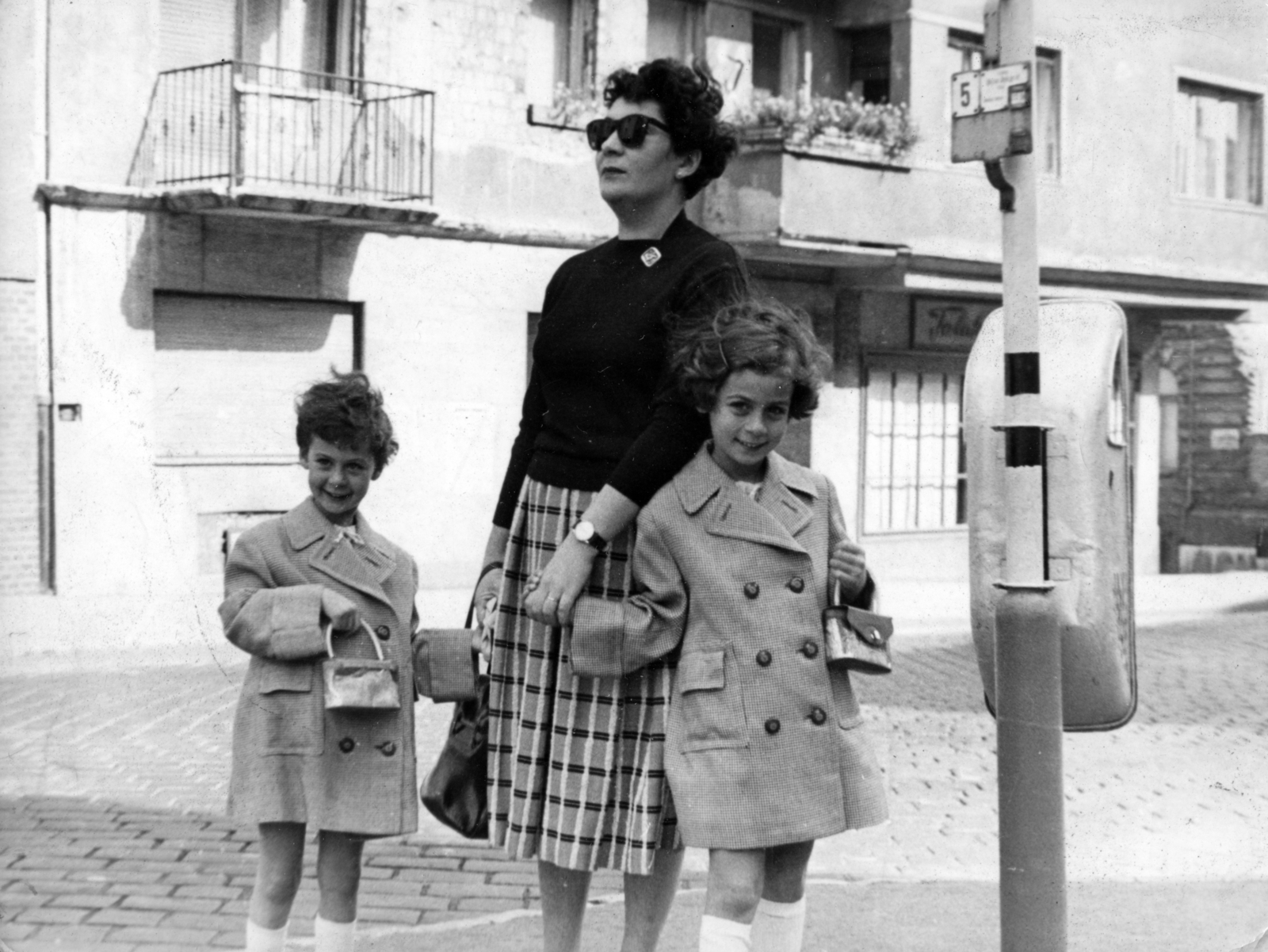 Magyarország, Budapest I., Hattyú utca, háttérben az 1-es számú ház a Kapás utca torkolatánál., 1961, Ungvári György, Budapest, Best of, Fortepan #159126