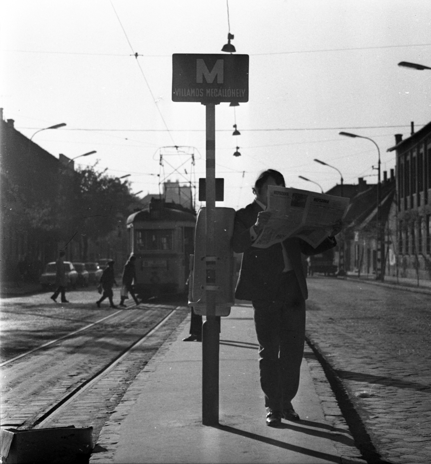 Magyarország, Budapest III., Vörösvári út, villamos-végállomás., 1972, Urbán Tamás, magyar gyártmány, villamos, újság, villamosmegálló, Ganz-márka, Ganz TM, Budapest, Fortepan #15916