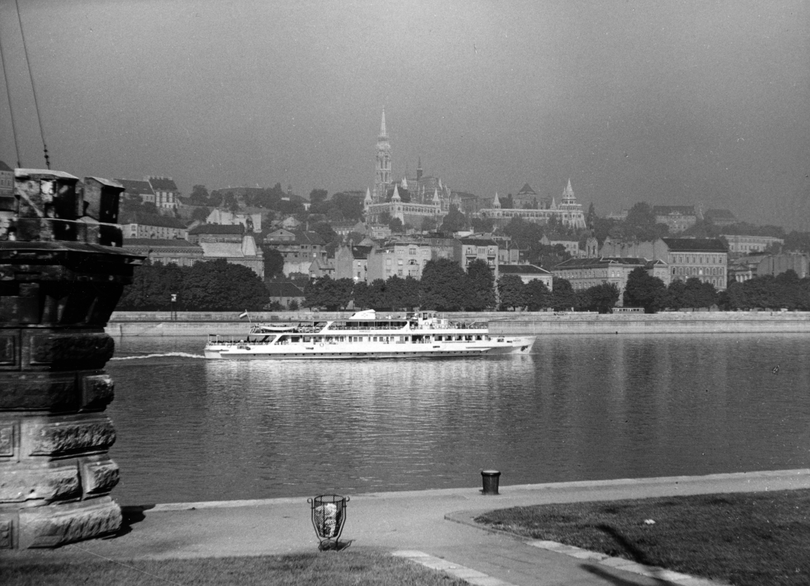 Hungary, Budapest V.,Budapest I., a Rákóczi motoros személyhajó a Dunán, a Széchenyi Lánchídnál, háttérben a budai Vár., 1969, Erdős Ferenc, Budapest, Rákóczi ship, Fortepan #159202