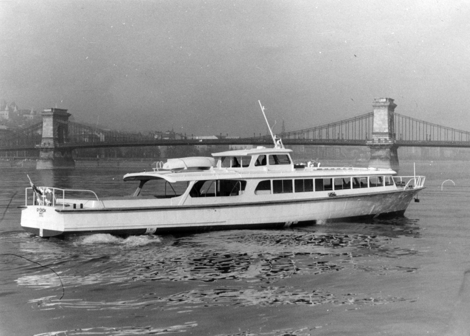 Hungary, Budapest V., a Györök vízibusz a Vigadó téri hajóállomás közelében, háttérben a Széchenyi Lánchíd., 1963, Erdős Ferenc, Budapest, Györök ship, Fortepan #159208