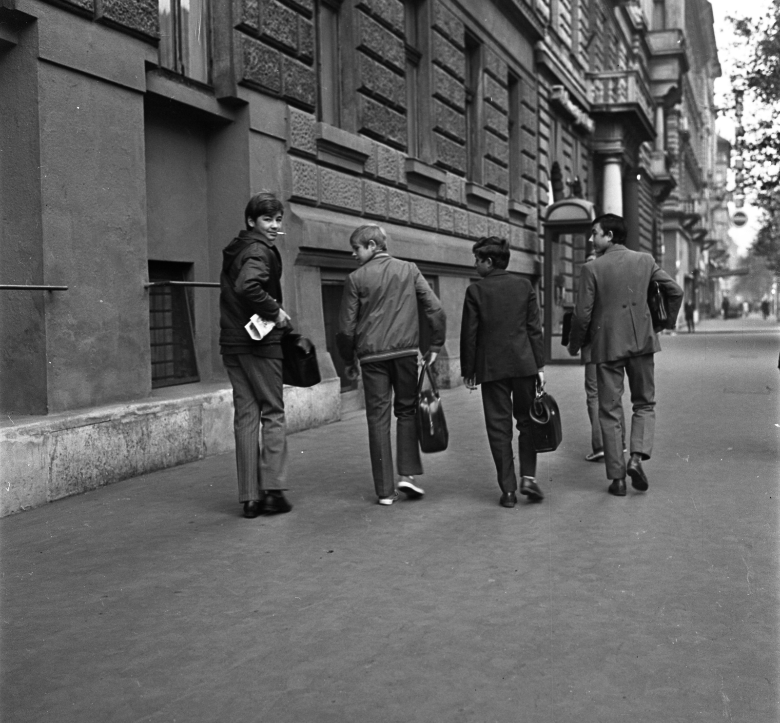 Hungary, Budapest VI., Teréz (Lenin) körút a Podmaniczky (Rudas László) utca és a Szobi utca között., 1972, Urbán Tamás, cigarette, phone booth, Budapest, Fortepan #15921
