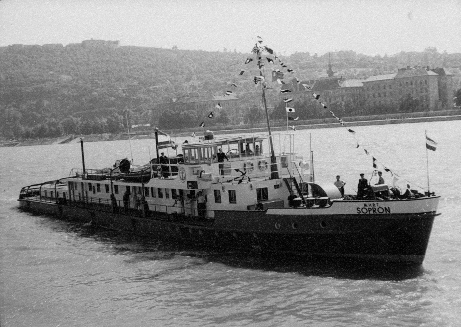 Hungary, Budapest I., Sopron vontatóhajó az ünnepélyes átadása idején, szemben a túlparton a Gellért-hegy és a Várkert (Groza Péter) rakpart házai., 1960, Erdős Ferenc, Sopron ship, Budapest, Fortepan #159242
