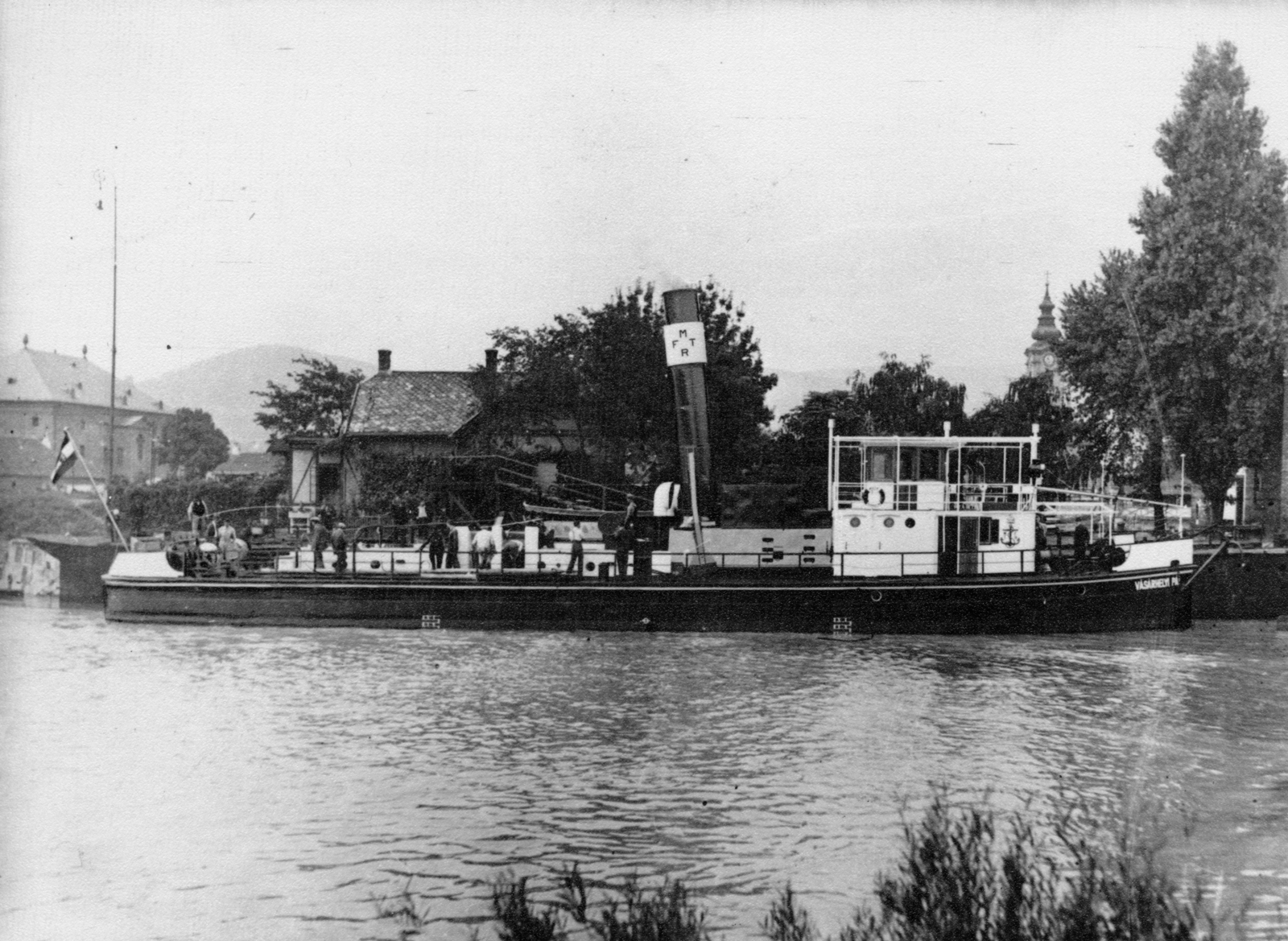 Hungary, Óbuda, Budapest III., Óbudai Hajógyár, a Vásárhelyi Pál csavargőzös a Hajógyári-öbölben. A háttérben balra az Óbudai zsinagóga, jobbra a Szent Péter és Pál-templom tornya látható., 1937, Erdős Ferenc, Budapest, Fortepan #159244