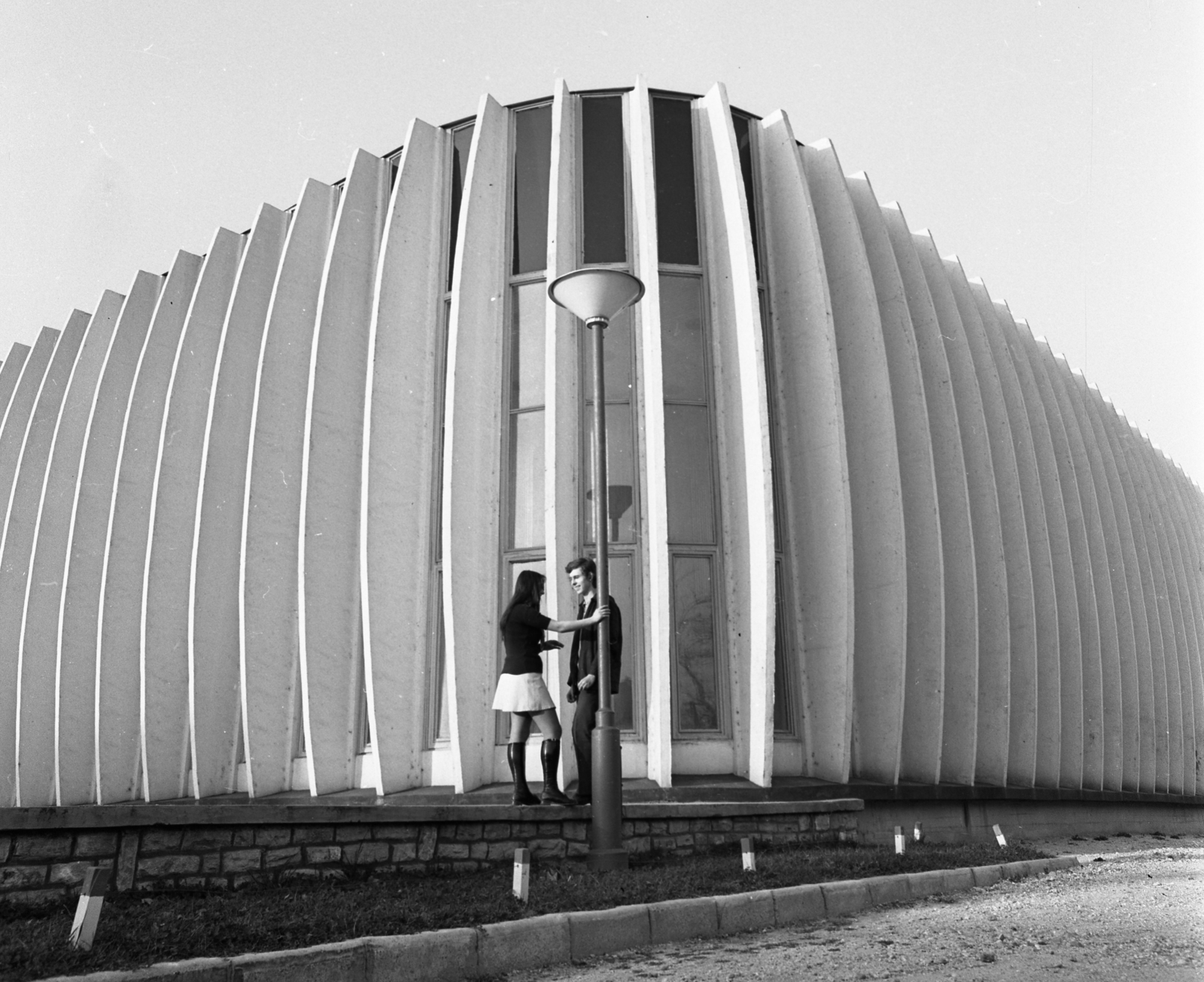 Hungary, Esztergom, Deák Ferenc utca 52., a Labor Műszeripari Művek épülete., 1972, Urbán Tamás, lamp post, modern architecture, Fortepan #15928