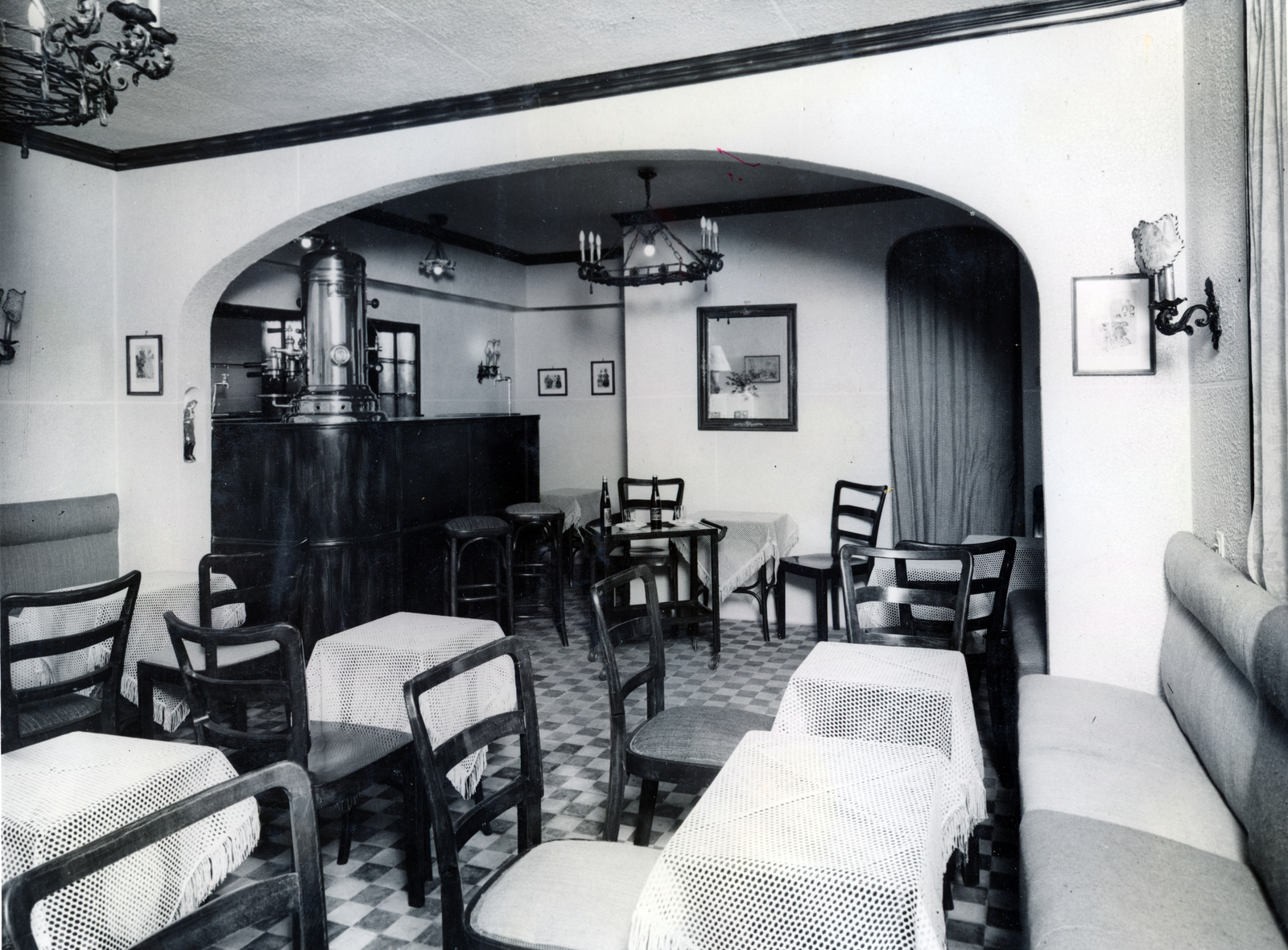 Magyarország, Budapest II., Pasaréti út 12., Sport eszpresszó., 1940, Lugosi Szilvia, eszpresszó, Budapest, Fortepan #159301