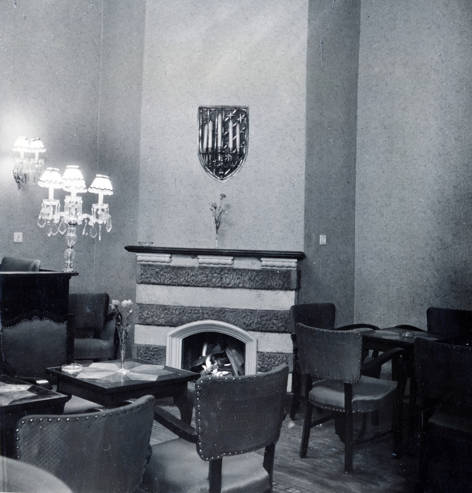 Hungary, Budapest VI., Oktogon 3., Montparnasse söröző., 1946, Lugosi Szilvia, Budapest, table, arm chair, table lamps, Fortepan #159320