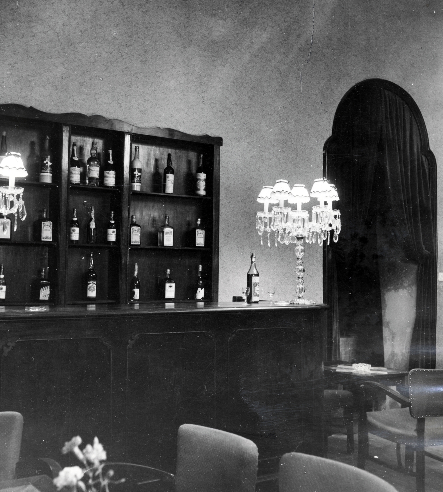 Hungary, Budapest VI., Oktogon 3., Montparnasse söröző., 1946, Lugosi Szilvia, Budapest, table, arch, bottle, arm chair, table lamps, furniture, curtain, taproom, Fortepan #159321