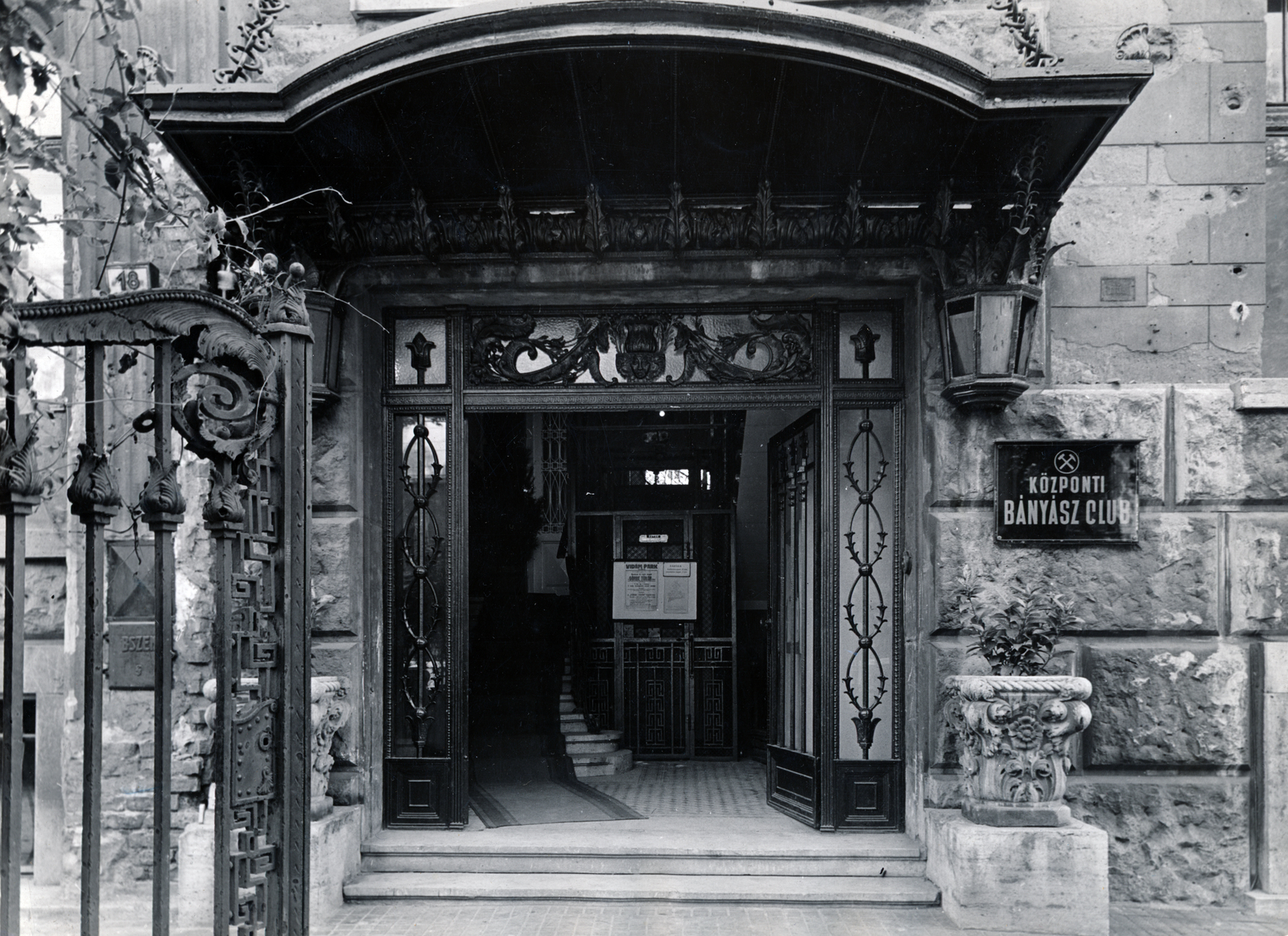 Hungary, Budapest VI., Bajza utca 18., Központi Bányász Club, 1956-tól az Írószövetség székháza., 1953, Lugosi Szilvia, Budapest, mining, gate, forged iron fence, architectural ornament, ashlar, forged steel door, house number sign, Fortepan #159326