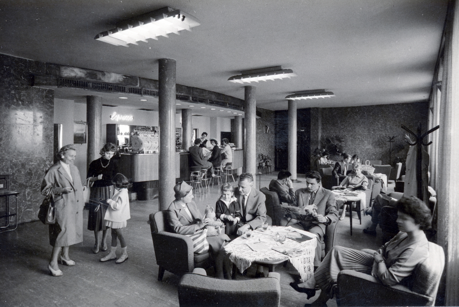 Hungary, Ferihegy (now - Ferenc Liszt) International Airport, Budapest XVIII., a tranzit szálló bárja., 1955, Lugosi Szilvia, Budapest, genre painting, hotel, ceiling lamp, bar, Fortepan #159335