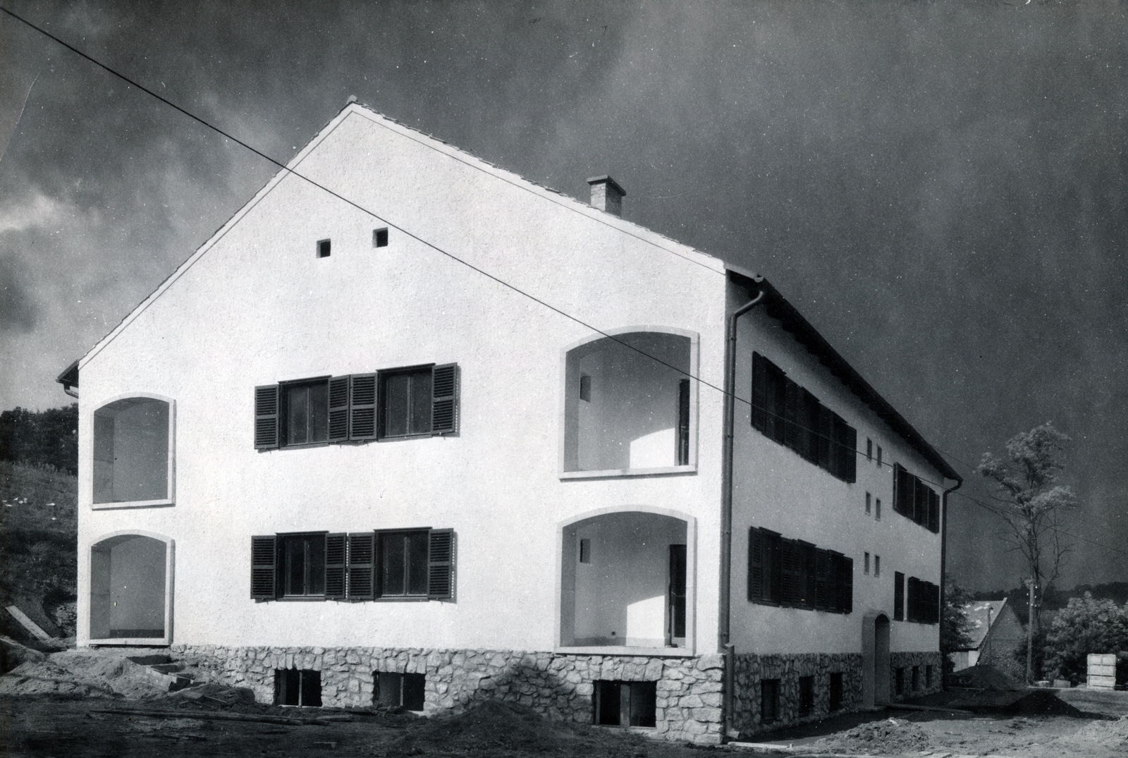 Hungary, Komló, Juhász Gyula utca, a bányaüzem készenléti szolgálatának épülete., 1952, Lugosi Szilvia, building, mining, Fortepan #159380