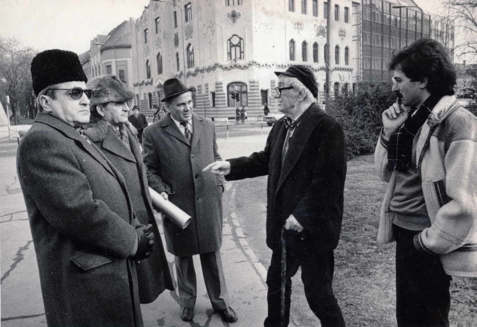 Hungary, Kecskemét, Rákóczi út - Szabadság tér sarok, Cifra-palota. Balról dr. Romány Pál mezőgazdasági és élelmezésügyi miniszter, ?, dr. Mező Mihály tanácselnők, Amerigo Tot (Tóth Imre) szobrászművész, Somlai Tibor belsőépítész., 1984, Lugosi Szilvia, Fortepan #159418
