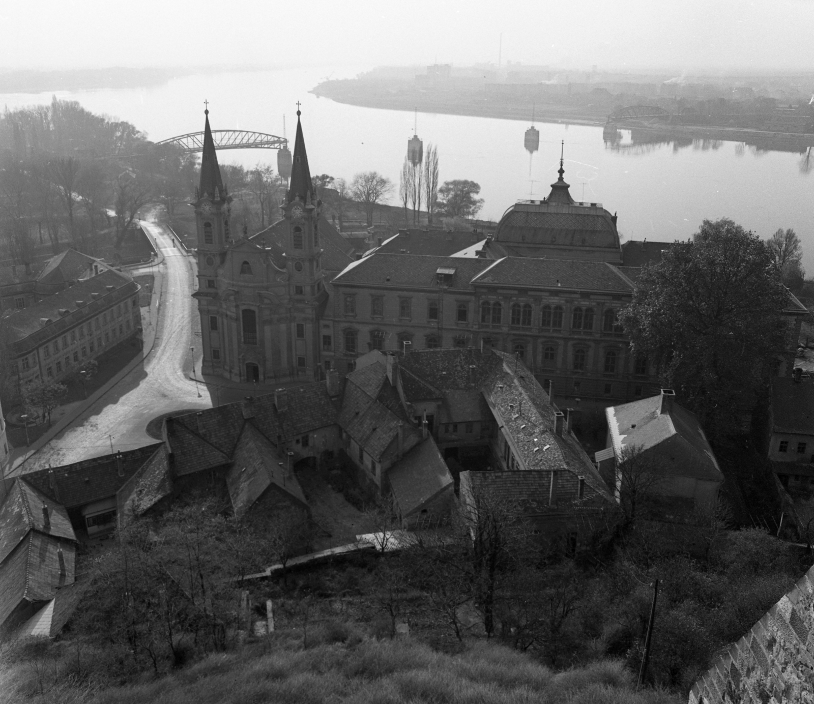 Hungary, Esztergom, Víziváros, középen a Loyolai Szent Ignác-templom és a Prímási palota, háttérben a csonka Mária Valéria híd., 1972, Urbán Tamás, bridge, wrecked bridge, Danube, Duna-bridge, János Feketeházy-design, Fortepan #15943
