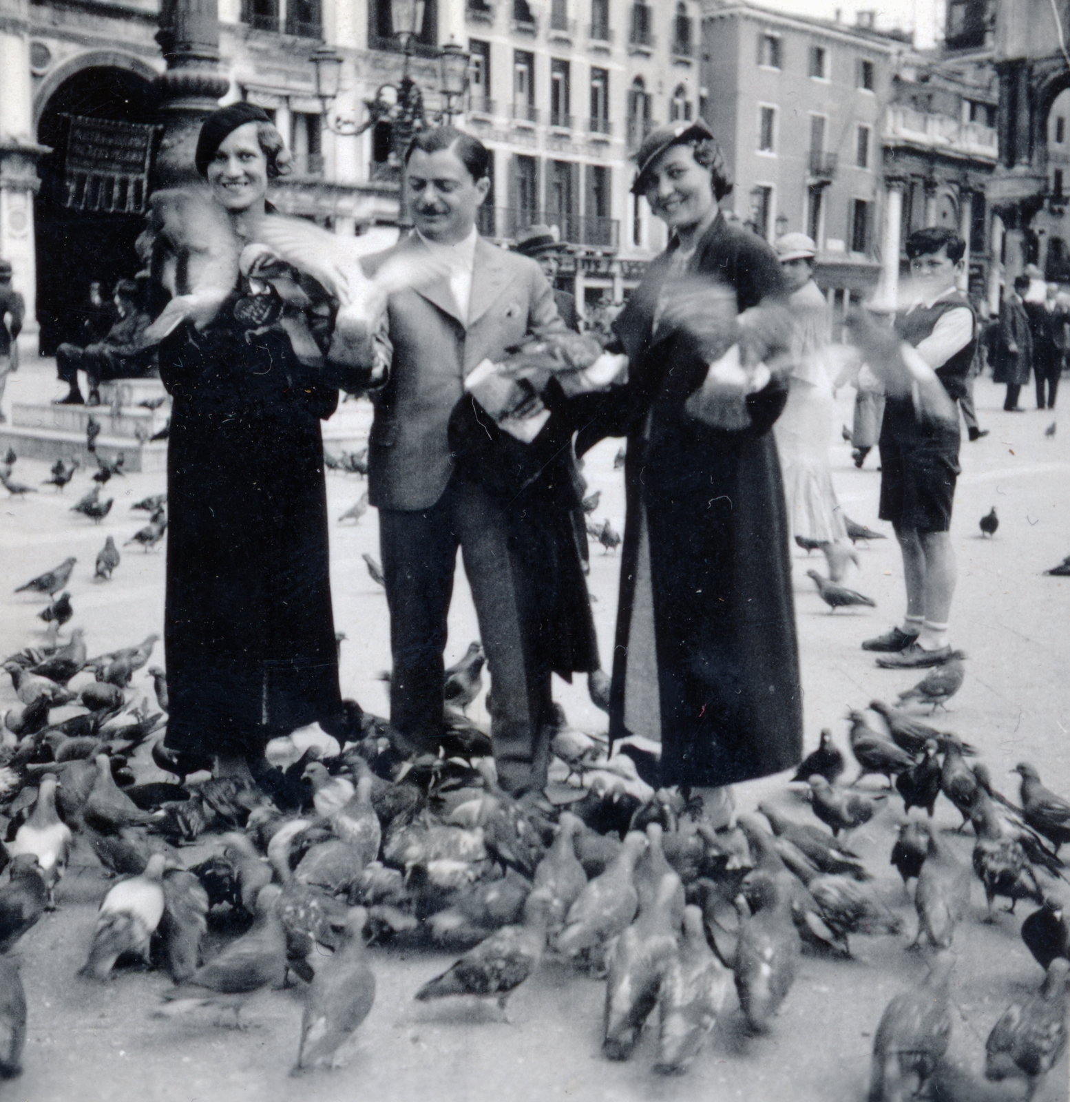 Italy, Venice, Szent Márk tér., 1928, Lugosi Szilvia, dove, bird feeding, Fortepan #159432