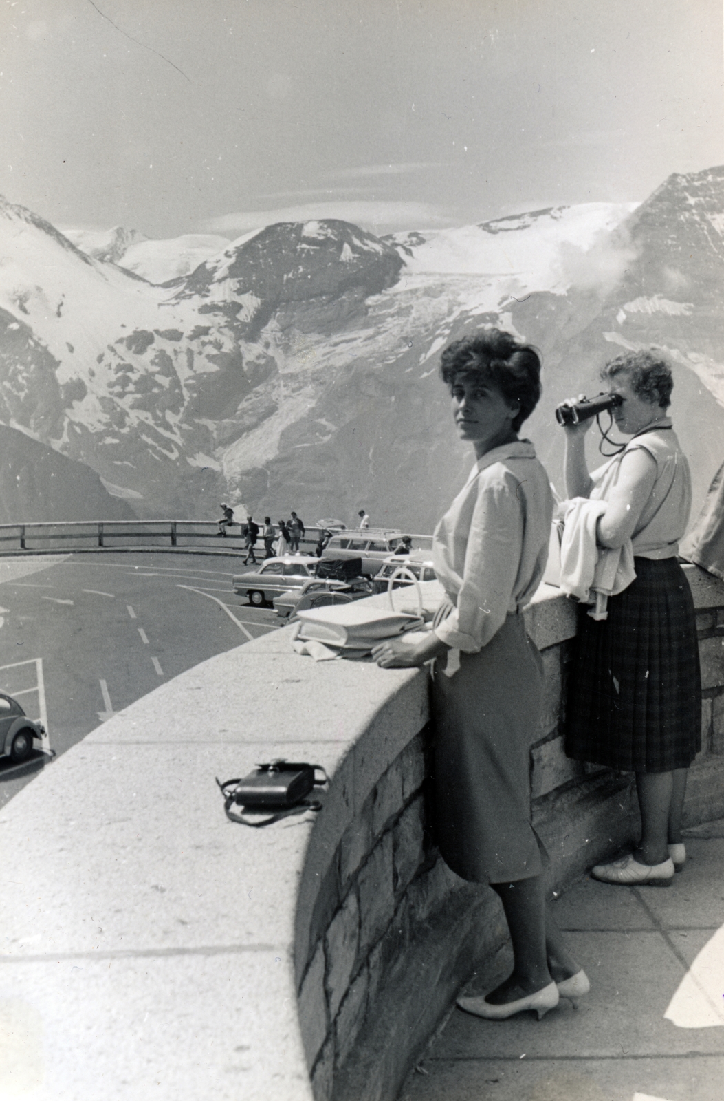 Austria, Grossglockner Hochalpenstrasse, Edelweissstrasse. Parkoló és kilátó az Edelweissspitze-n. A távolban középen a Breitkopf., 1967, Lugosi Szilvia, Fortepan #159443
