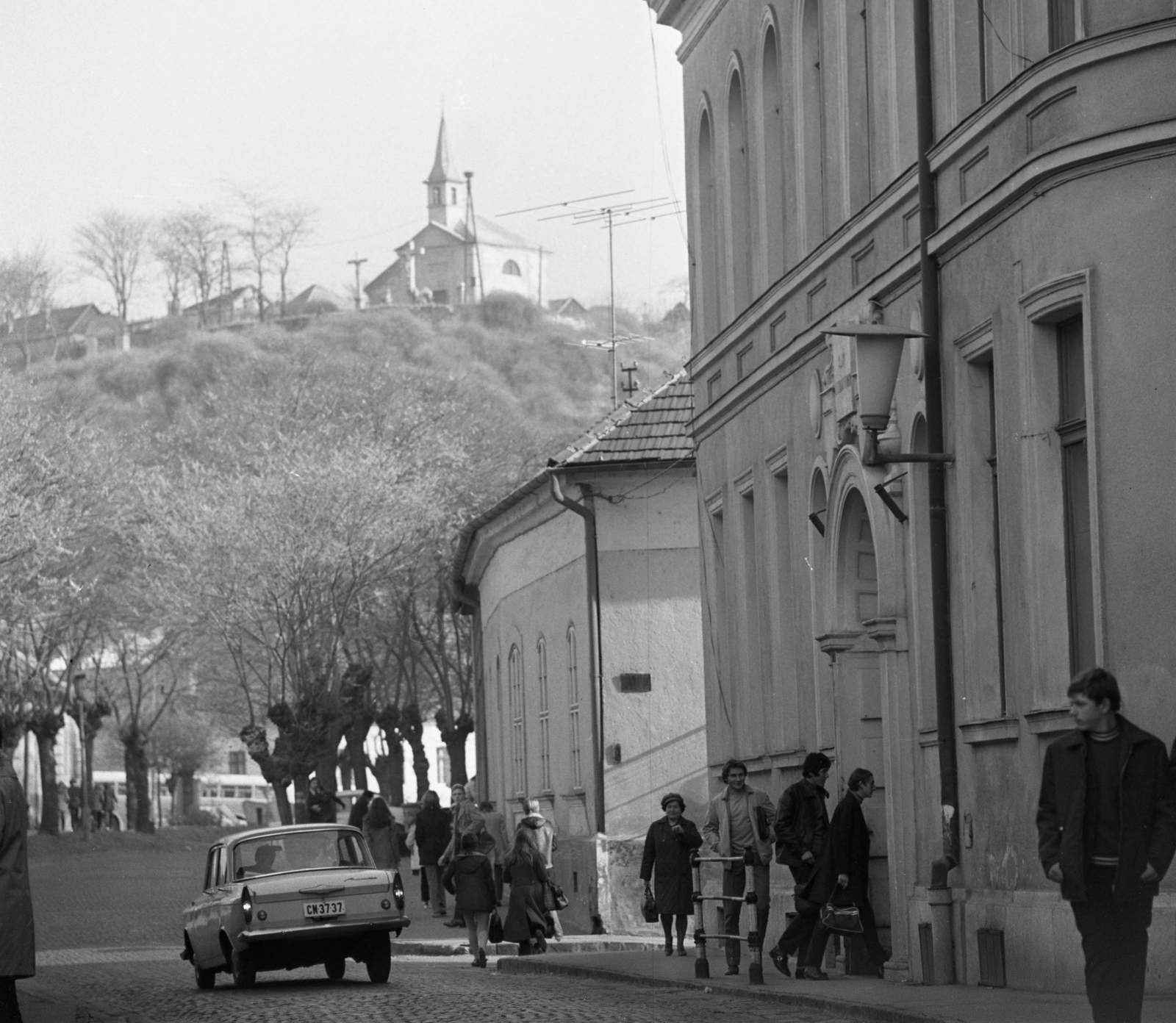 Hungary, Esztergom, Pázmány Péter utca (Bajcsy-Zsilinszky út), jobbra a Berzeviczy Gergely Közgazdasági Szakközépiskola bejárata., 1972, Urbán Tamás, church, Soviet brand, street view, Moskvitch-brand, automobile, Fortepan #15945