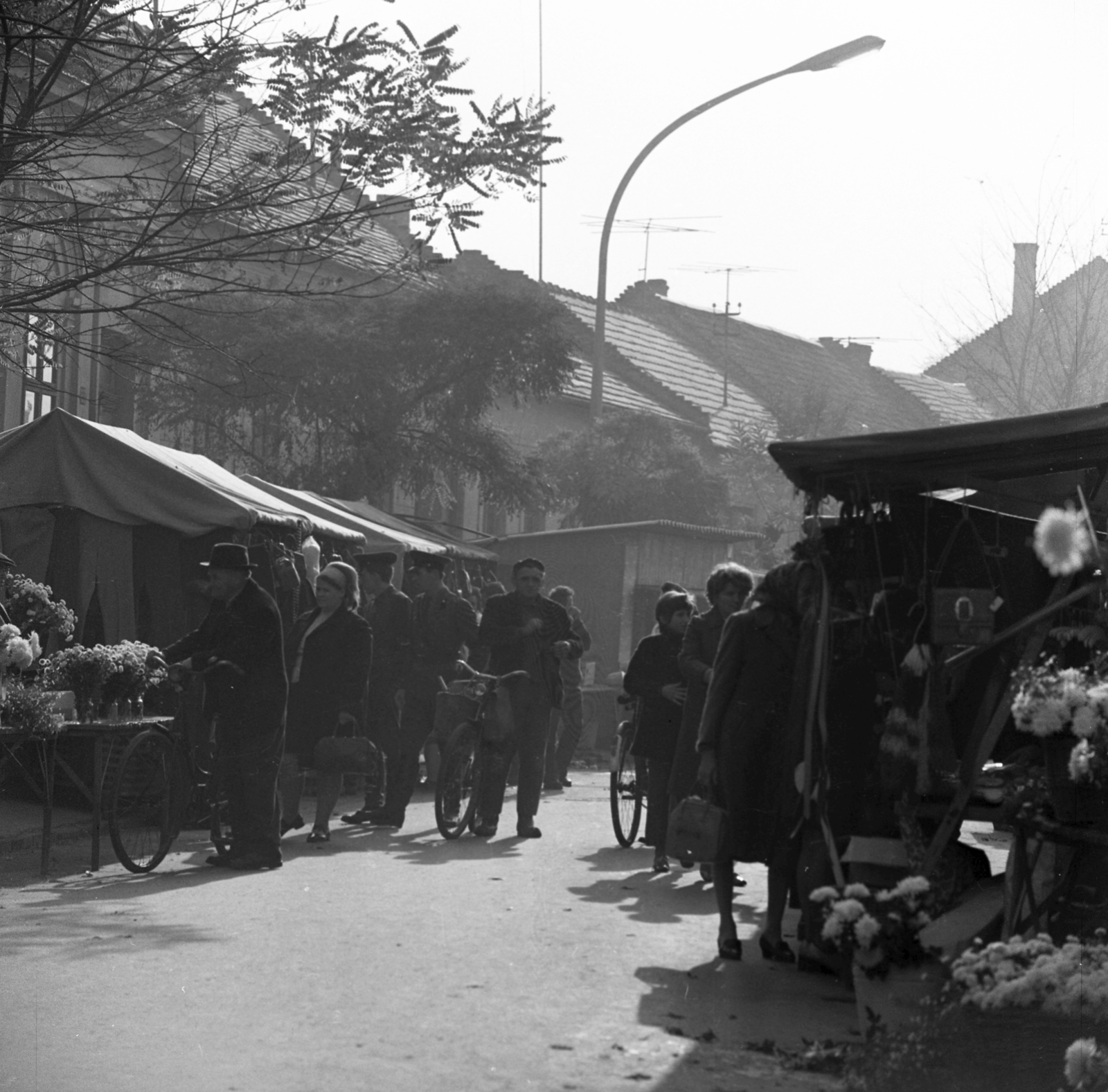 Magyarország, Esztergom, Simor János (Zalka Máté) utca, piac., 1972, Urbán Tamás, kerékpár, Fortepan #15946