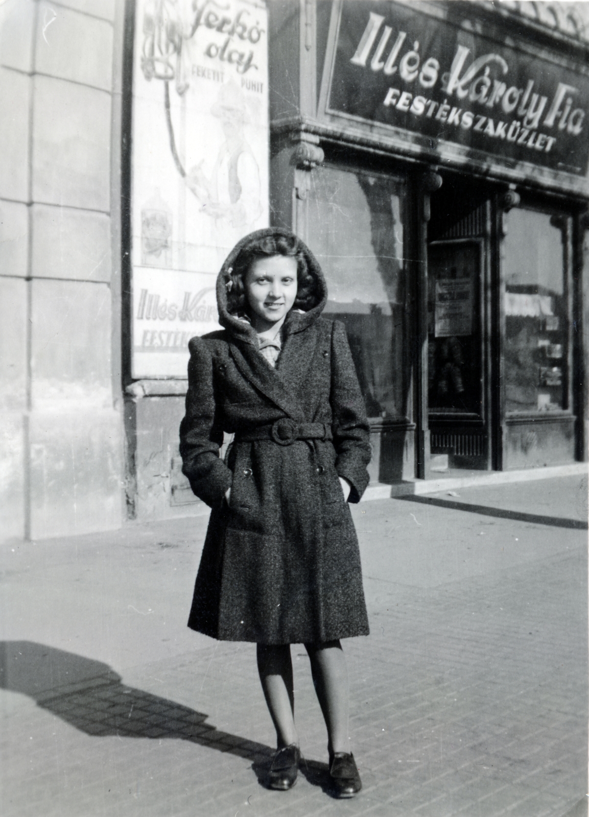 Hungary, Székesfehérvár, Piac tér (Simor utca)., 1936, Lugosi Szilvia, store display, paint, hood, coat, Fortepan #159528