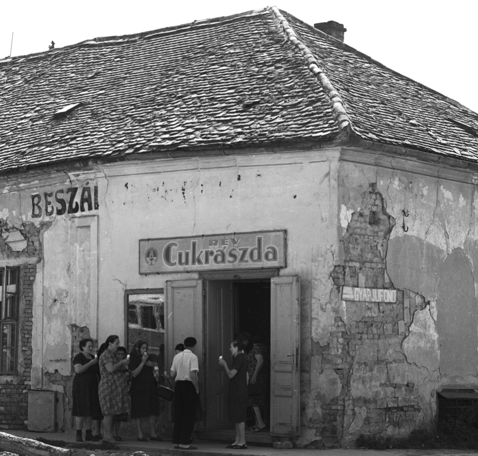 Hungary, Mohács, Szent János utca - Mészáros utca kereszteződése a révátkelőnél., 1972, Urbán Tamás, hospitality, sign-board, ice cream, pastry shop, Fortepan #15953