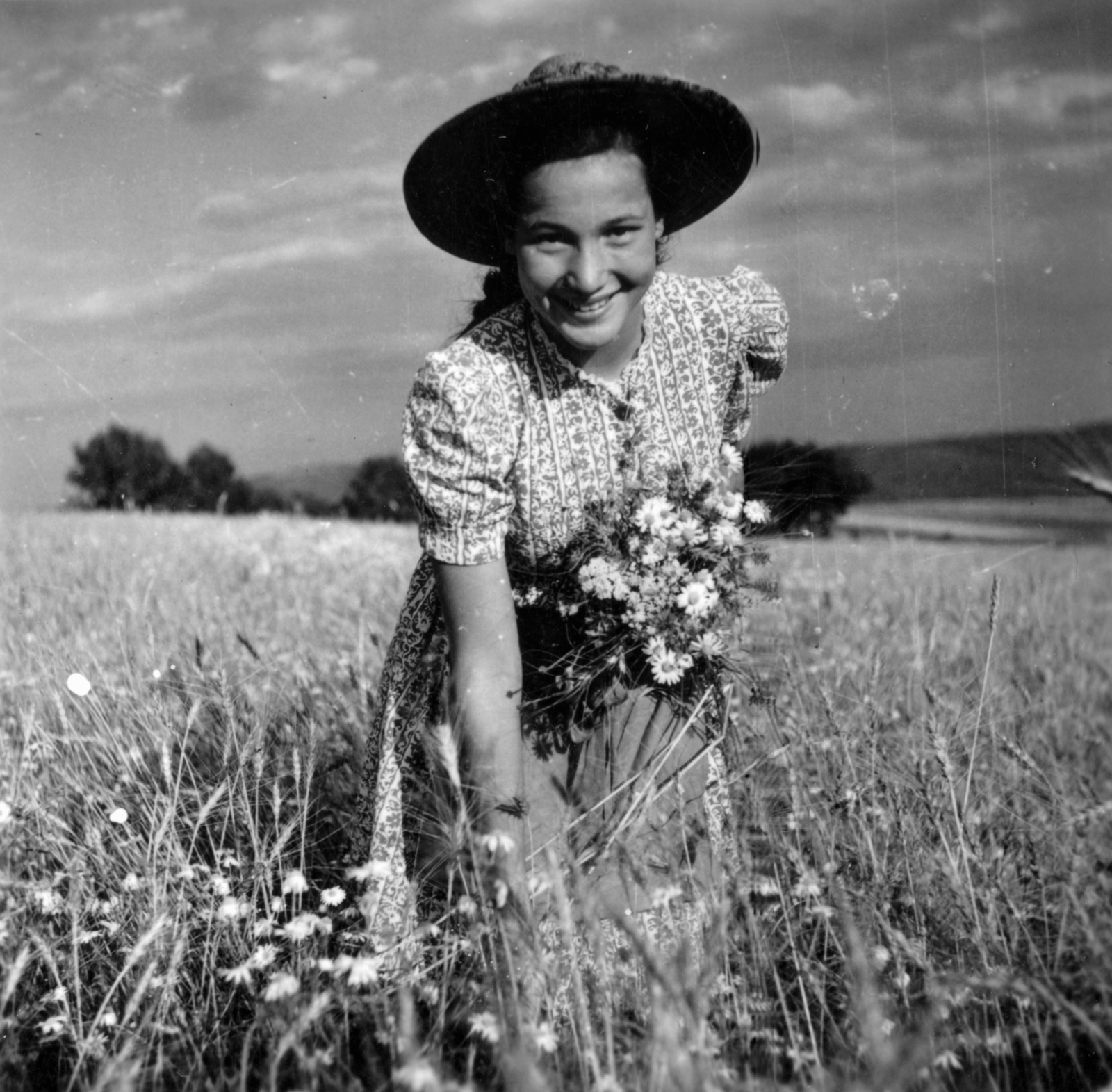 1936, Lugosi Szilvia, bouquet, girl, smile, field, Fortepan #159530