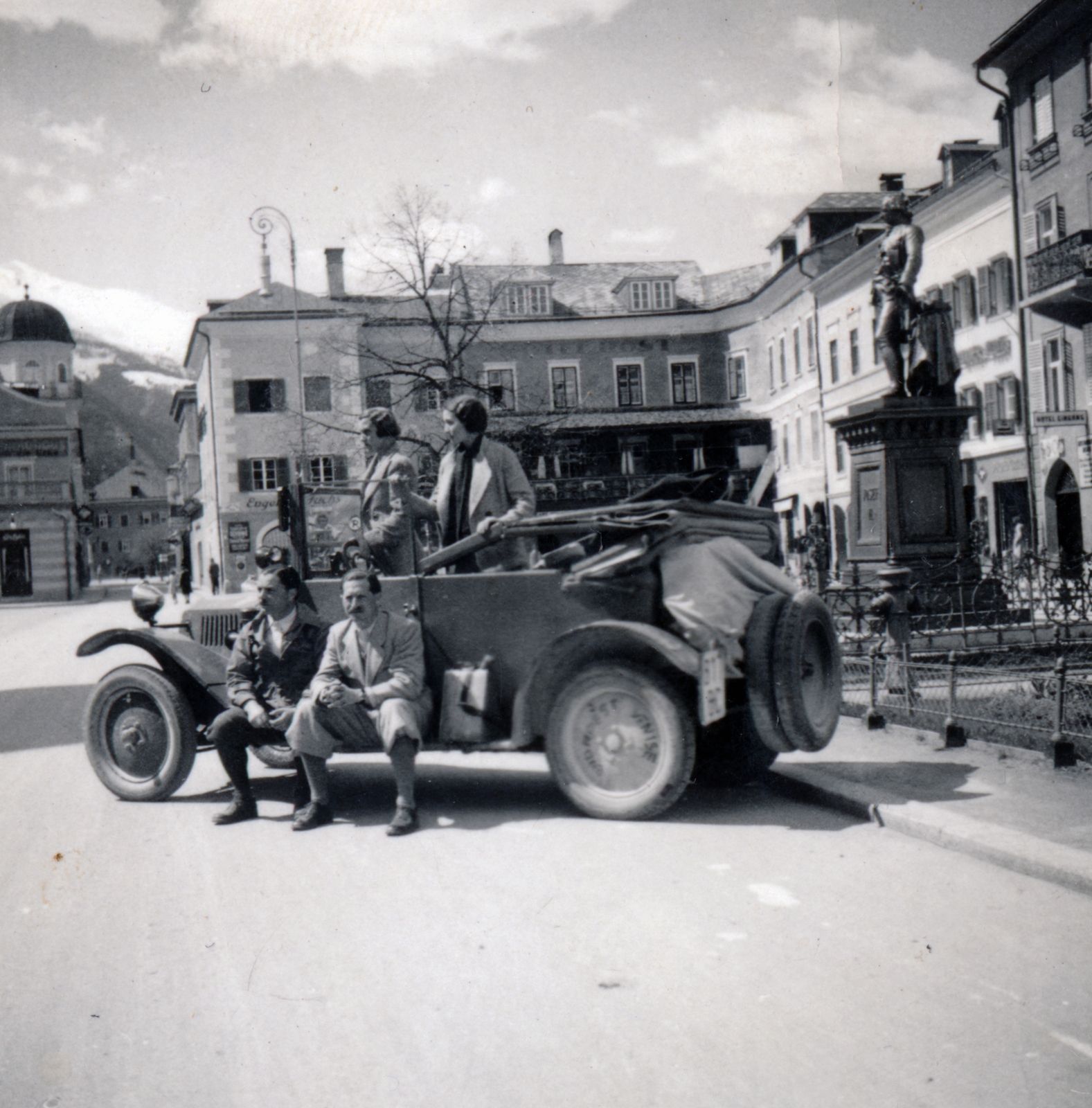 Austria, Lienz, Hauptplatz (Kaiser Josef Platz), jobbra II. József császár emlékműve., 1935, Lugosi Szilvia, Tatra-brand, sitting on a car, Fortepan #159543