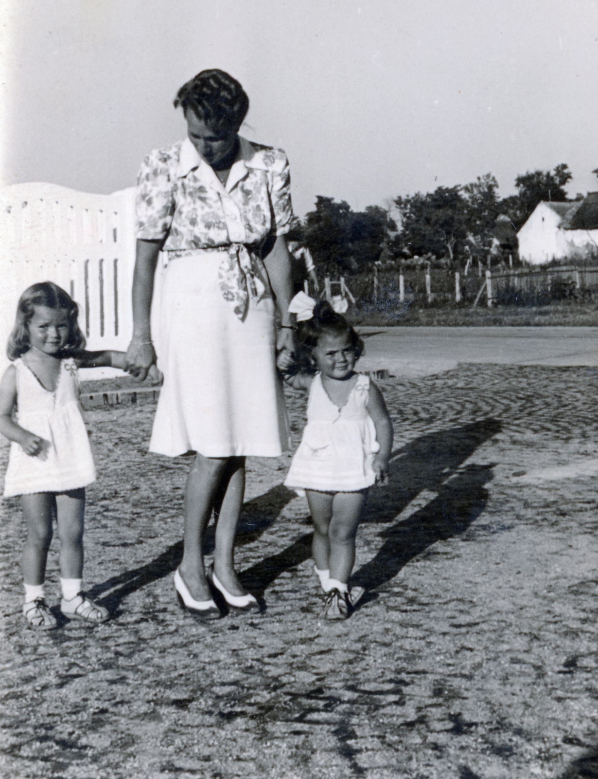 1940, Lugosi Szilvia, hold hands, girl, mother, Fortepan #159551