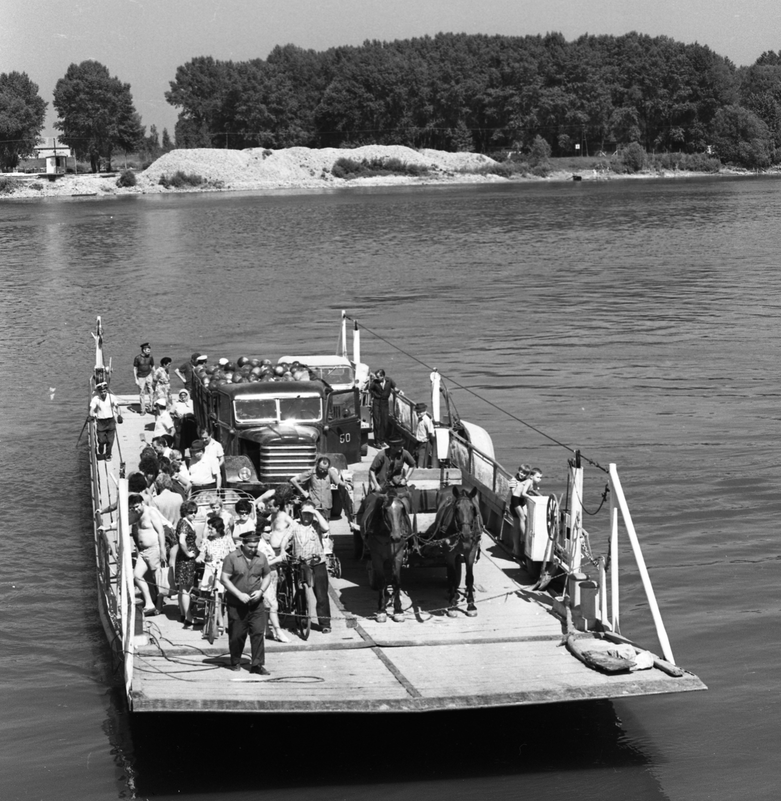 Hungary, Mohács, kompjárat a Dunán., 1972, Urbán Tamás, transport, bicycle, ship, ferry, horse, Horse-drawn carriage, commercial vehicle, Csepel-brand, teamster, melon, Fortepan #15956
