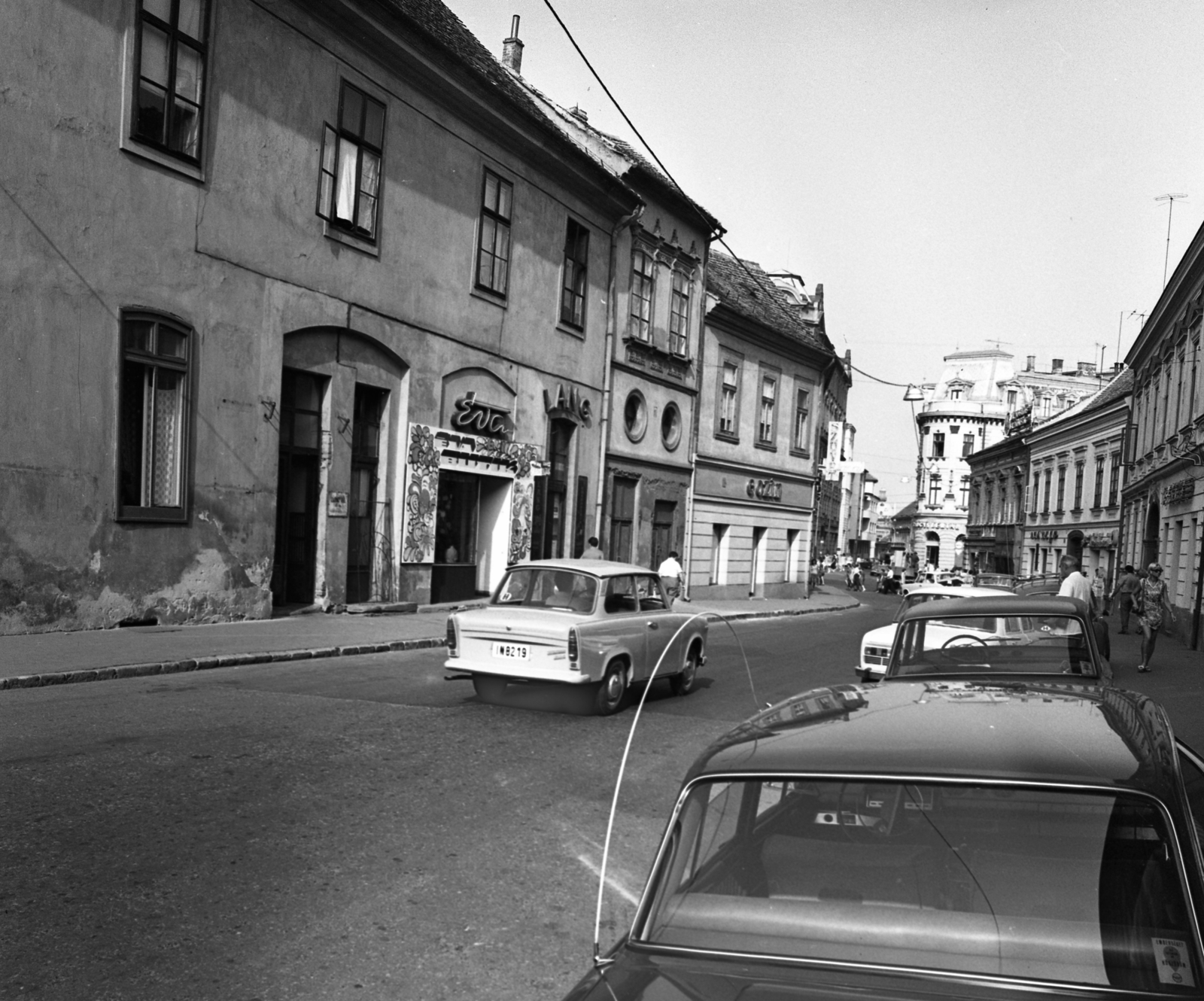 Hungary, Pécs, Jókai tér, szemben a Percel utca és az Irgalmasok utcája (Bem utca)., 1972, Urbán Tamás, Trabant-brand, street view, Skoda-brand, number plate, neon sign, boutique, Fortepan #15960