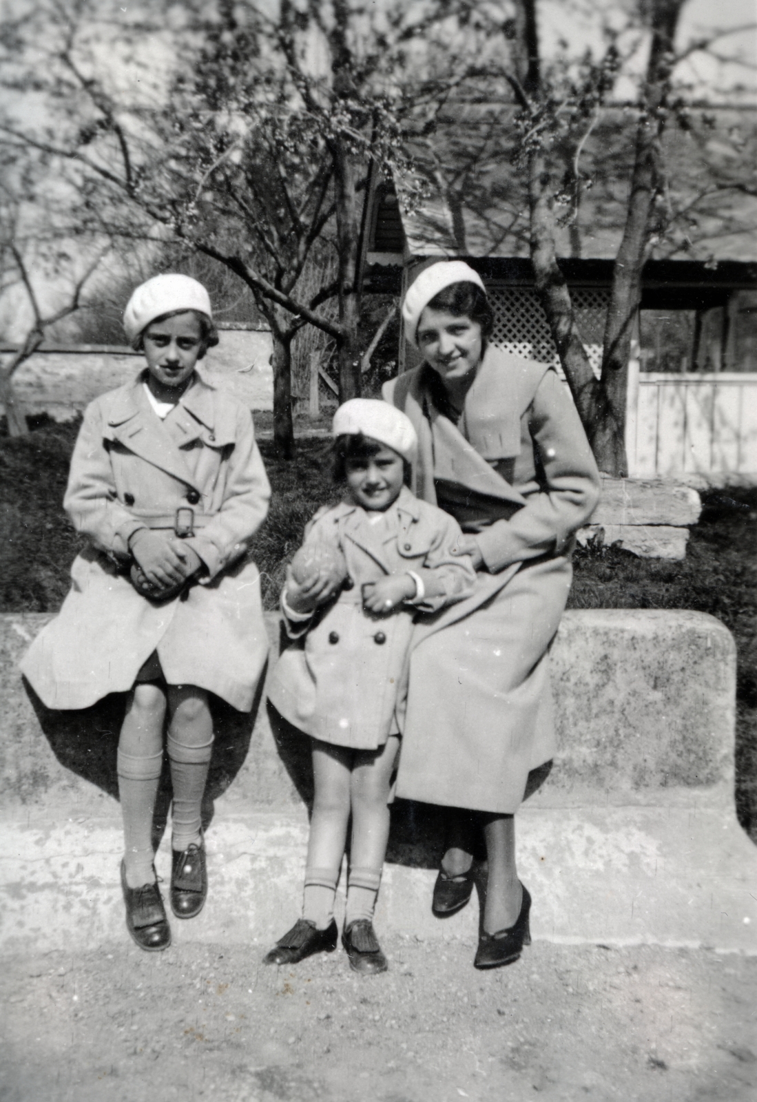 1930, Lugosi Szilvia, beret, sitting on a wall, three people, Fortepan #159603