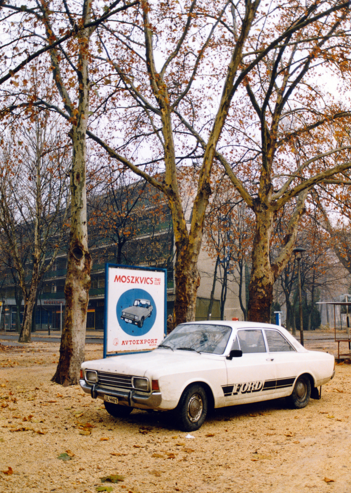 Magyarország,Balaton, Siófok, parkoló a kikötő mellett, balra a Petőfi sétány, jobbra a Mártírok útja., 1987, Máriás Móni, Moszkvics 2140, Ford Taunus P7, Avtoexport-szervezet, Fortepan #159610