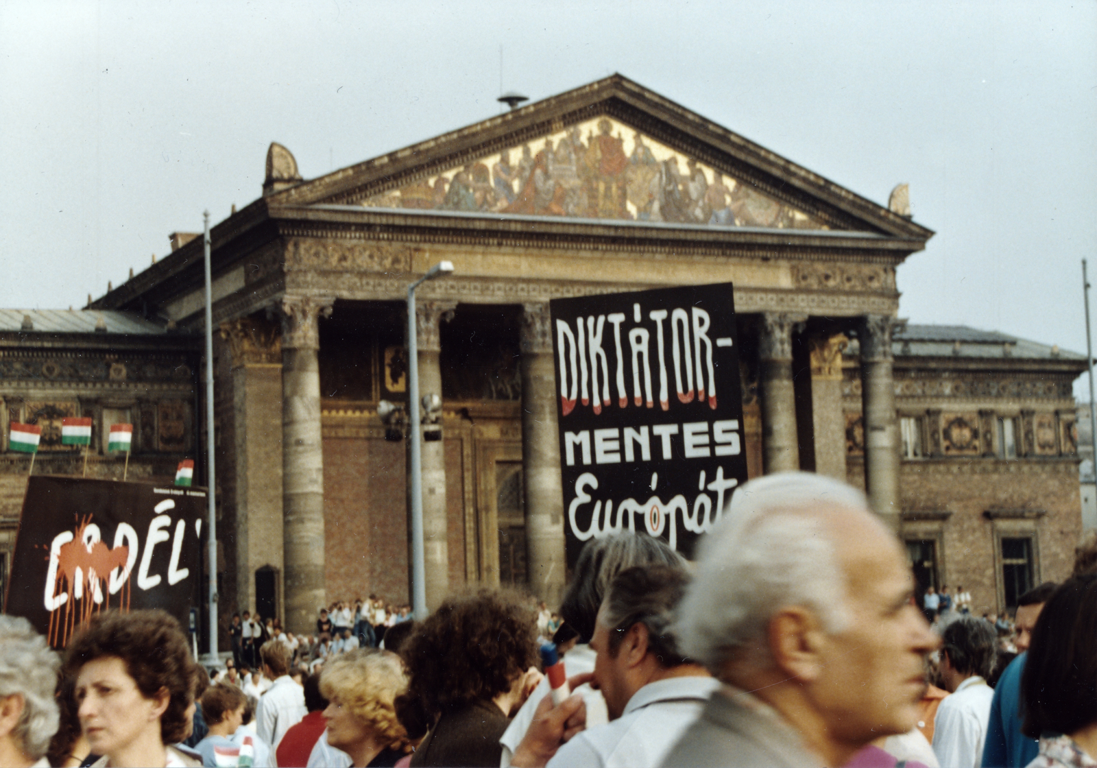 Hungary, Budapest XIV., Hősök tere, háttérben a Műcsarnok. Az erdélyi falurombolás elleni tüntetés 1988. június 27-én., 1988, Máriás Móni, strike, Budapest, regime change, Fortepan #159613