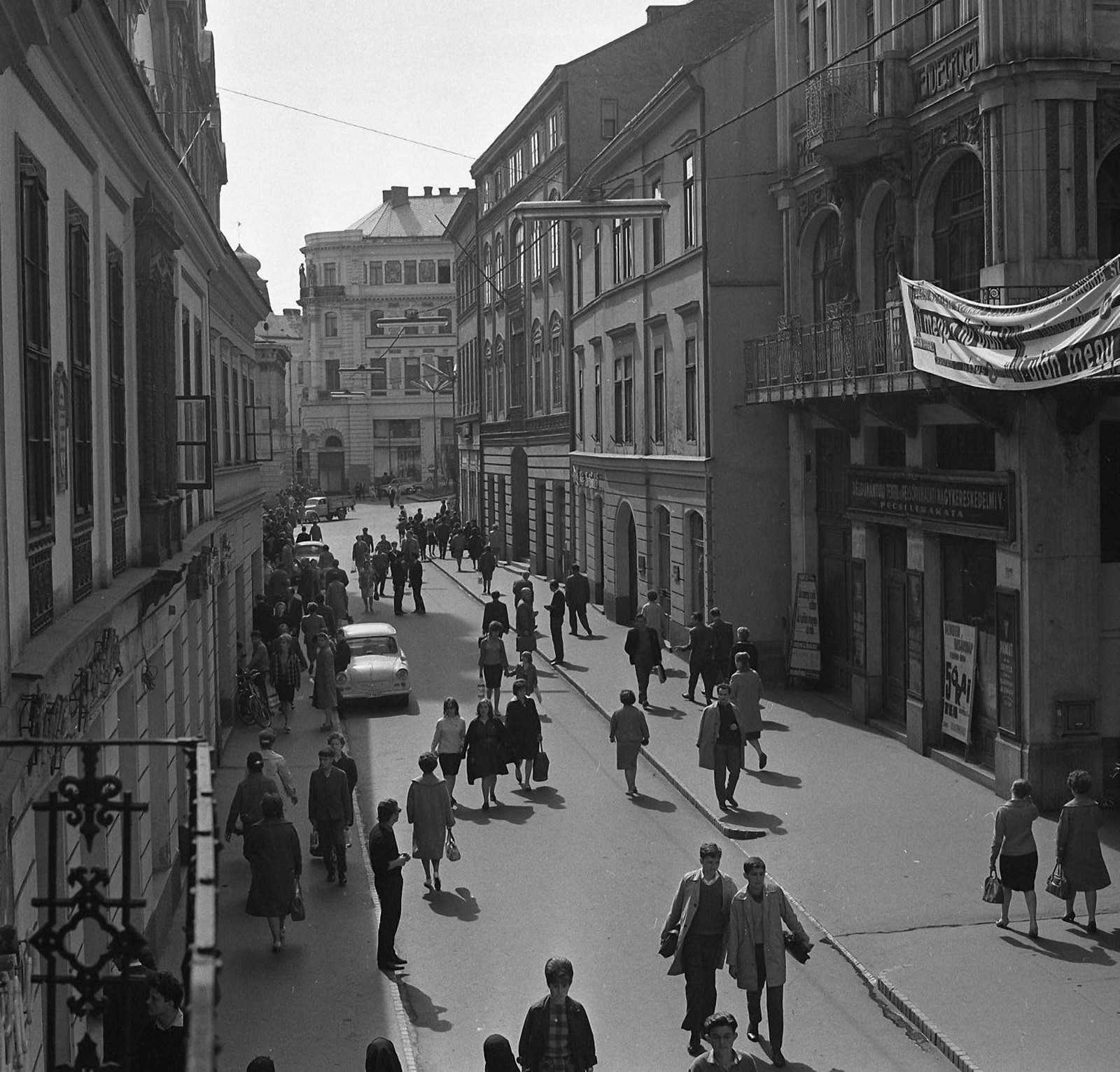 Hungary, Pécs, Király (Kossuth Lajos) utca, jobbra a Pannónia (később Palatinus) szálloda., 1972, Magyar Rendőr, pedestrian, Fortepan #15963